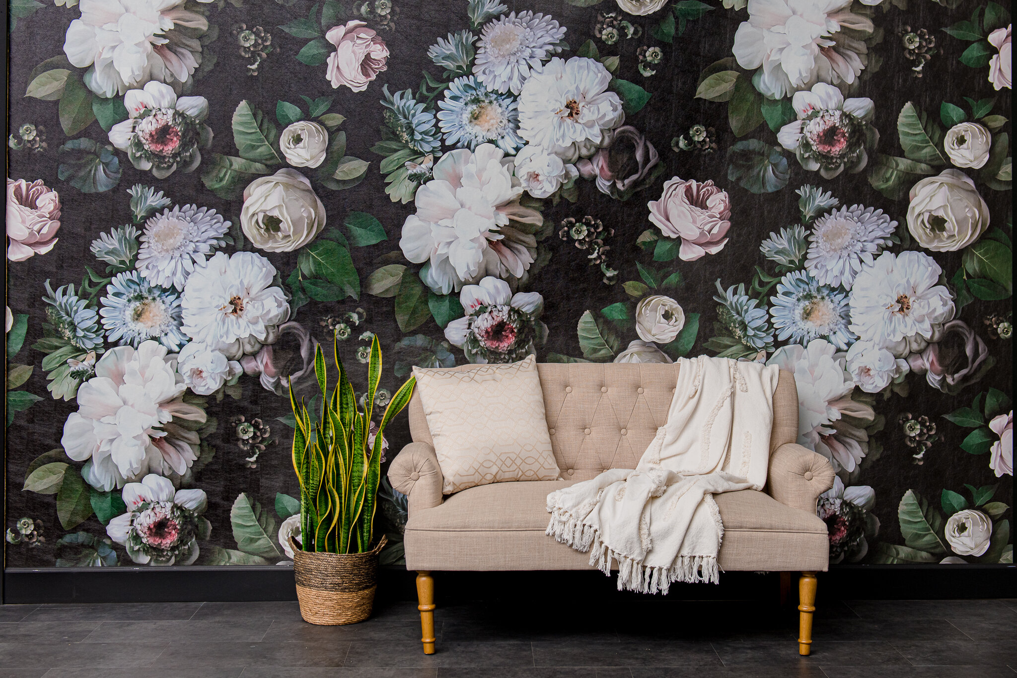 photo+studio+with+floral+wall