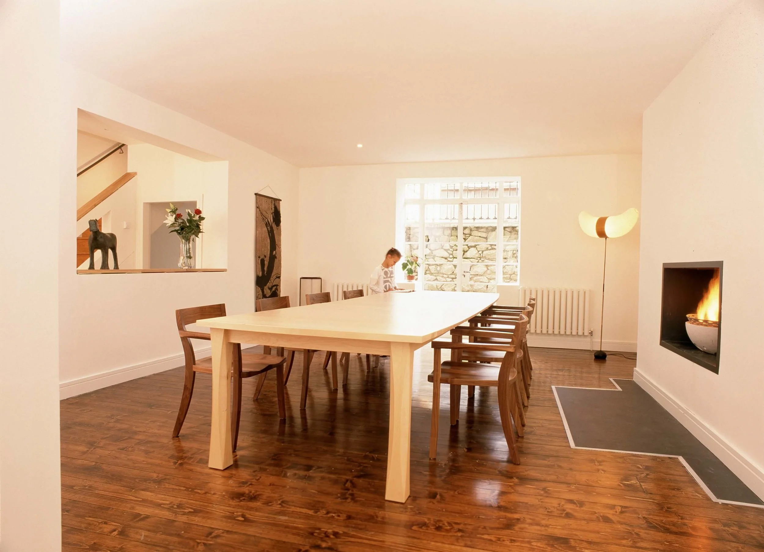 EDGE EXTENDING TABLE