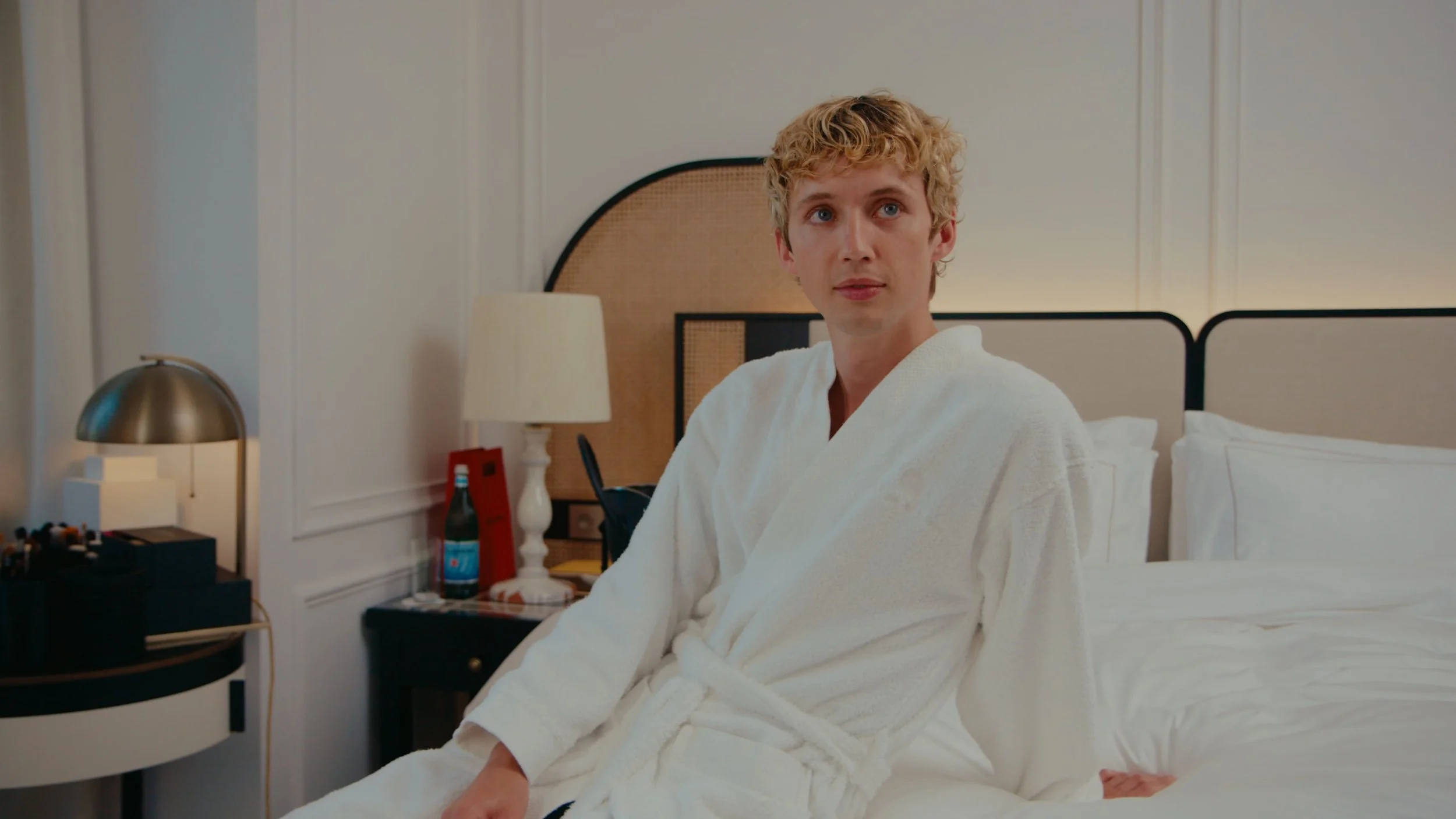 troye-sivan_1.2.2.jpg