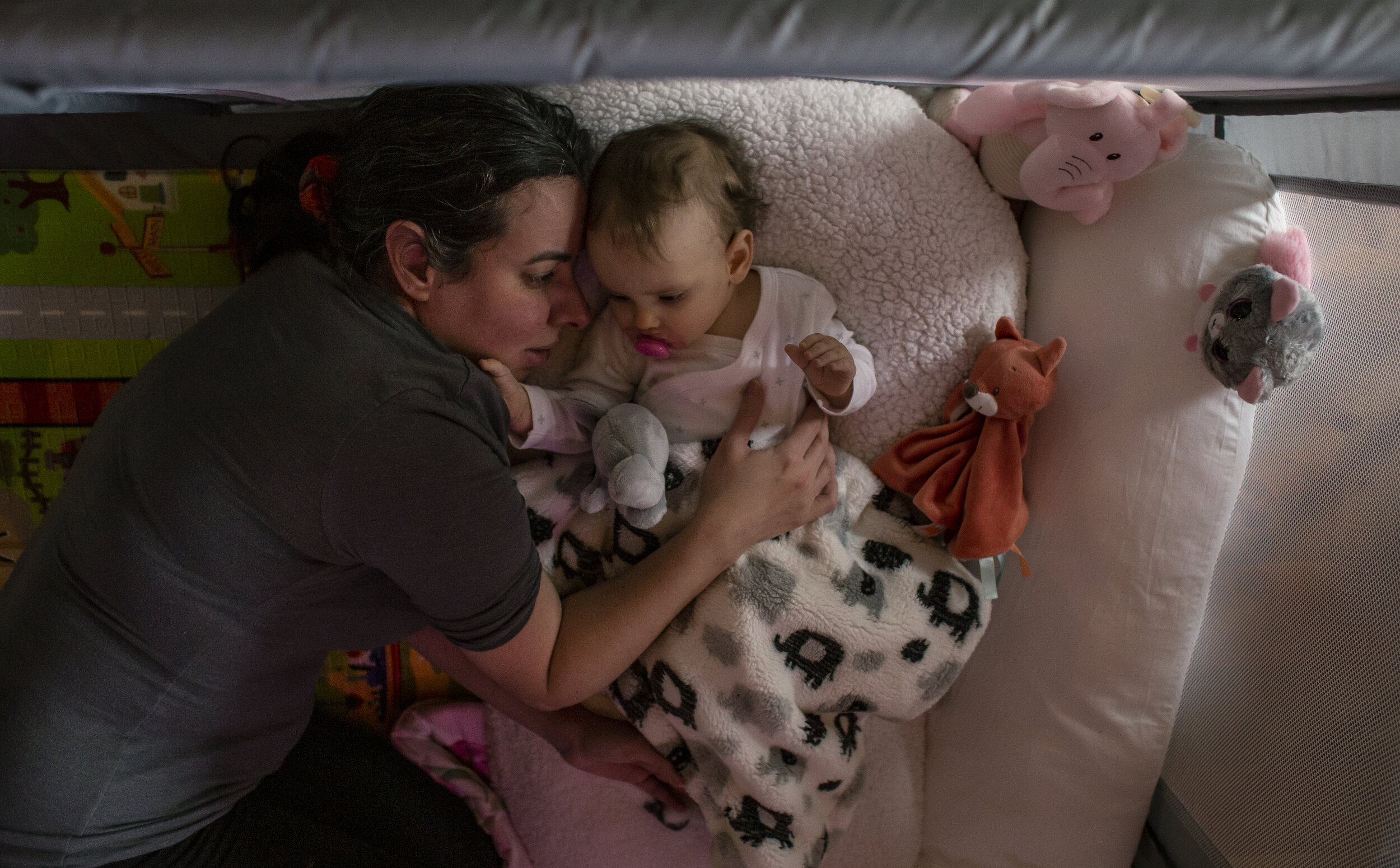  Isadora has separation anxiety when apart from her mother and has a very difficult time sleeping, making putting her down for bed often a laborious process. Souza lays next to her in her play pen and sings her a lullaby in Portuguese to help her fal