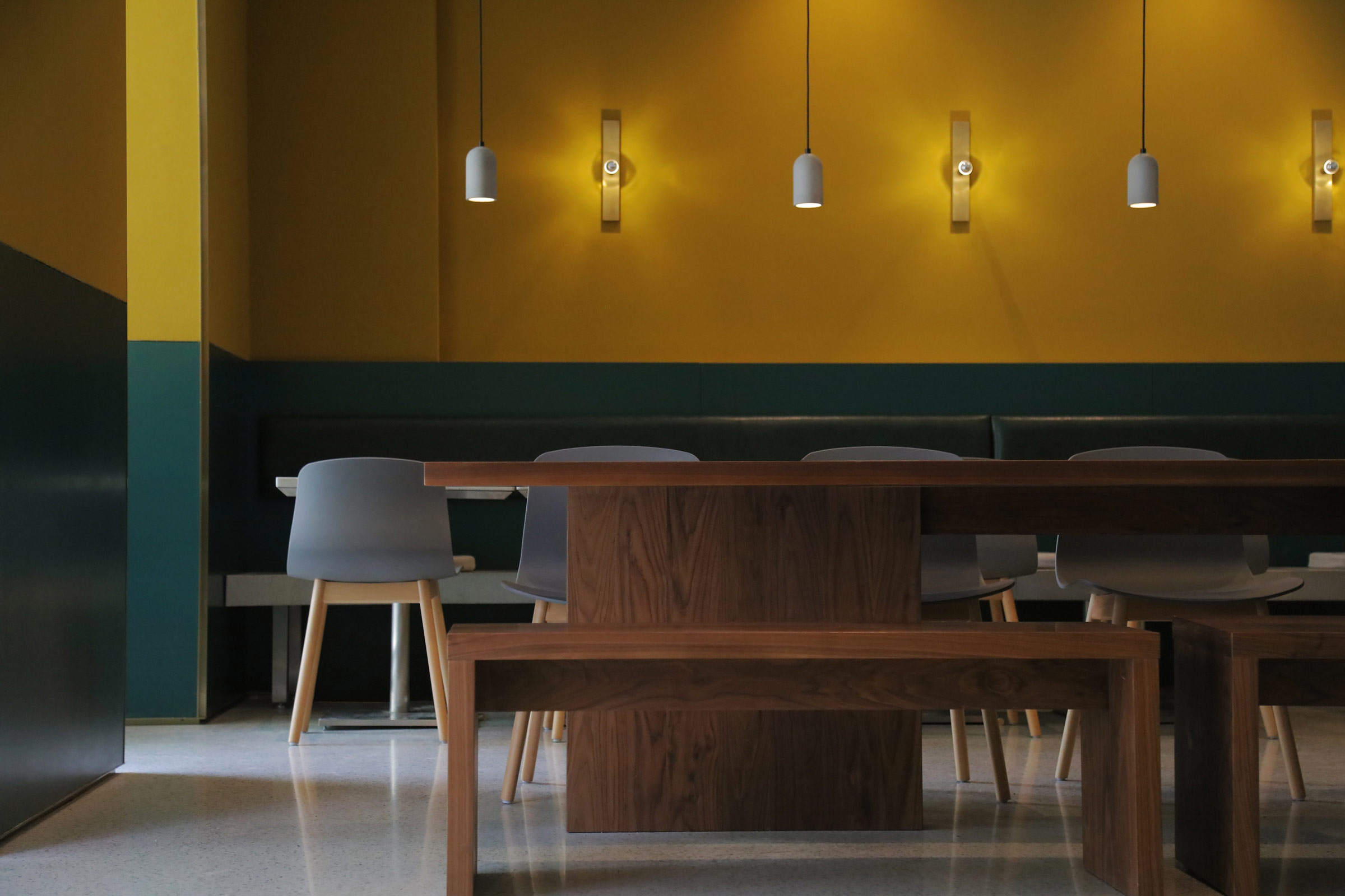 02-分享长桌及订制黄铜壁灯-Communal-table-with-brass-custom-made-wall-lamp.jpg
