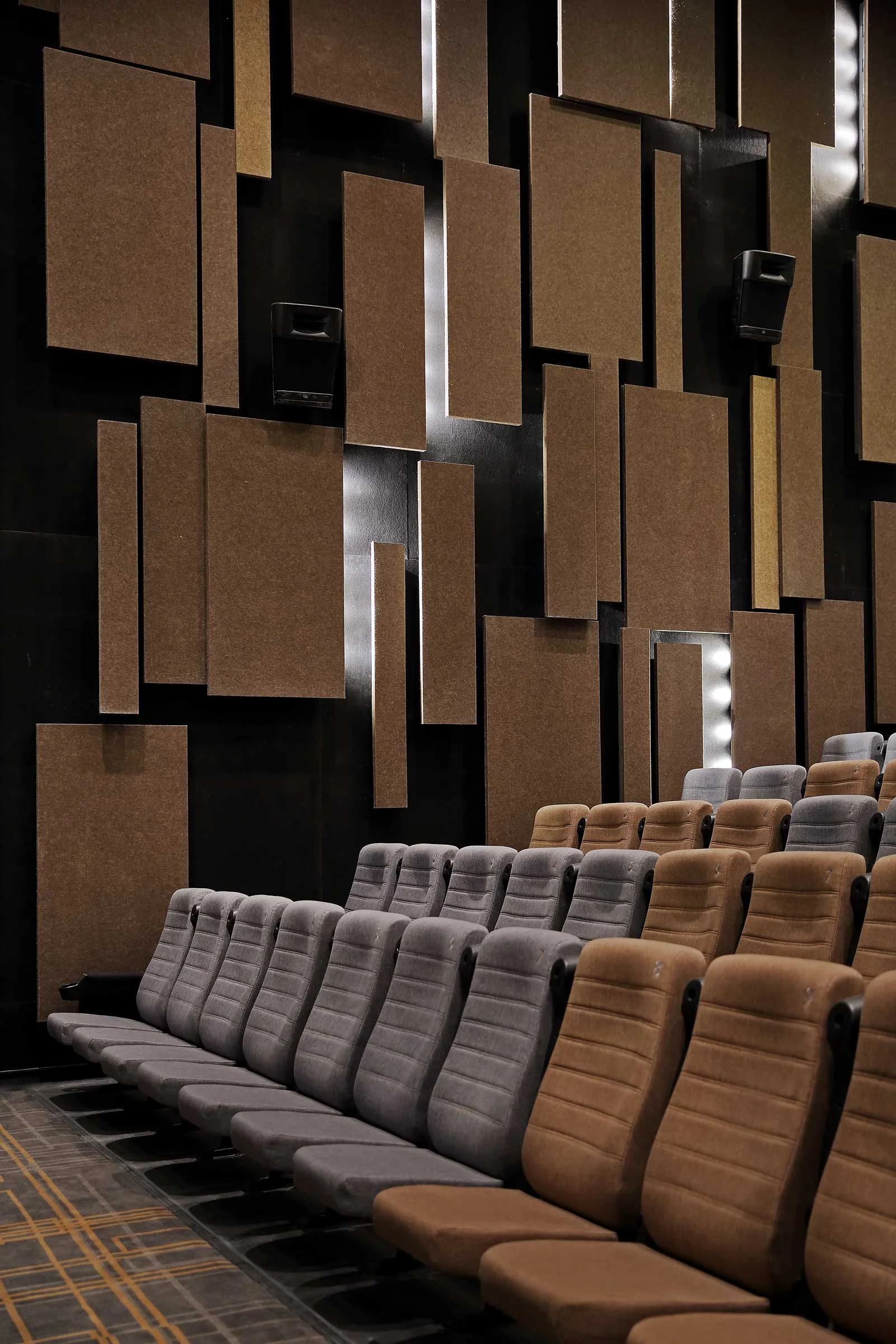 Xiangyang Fanyue Mall International Cinema. Images by Jonathan Leijonhufvud