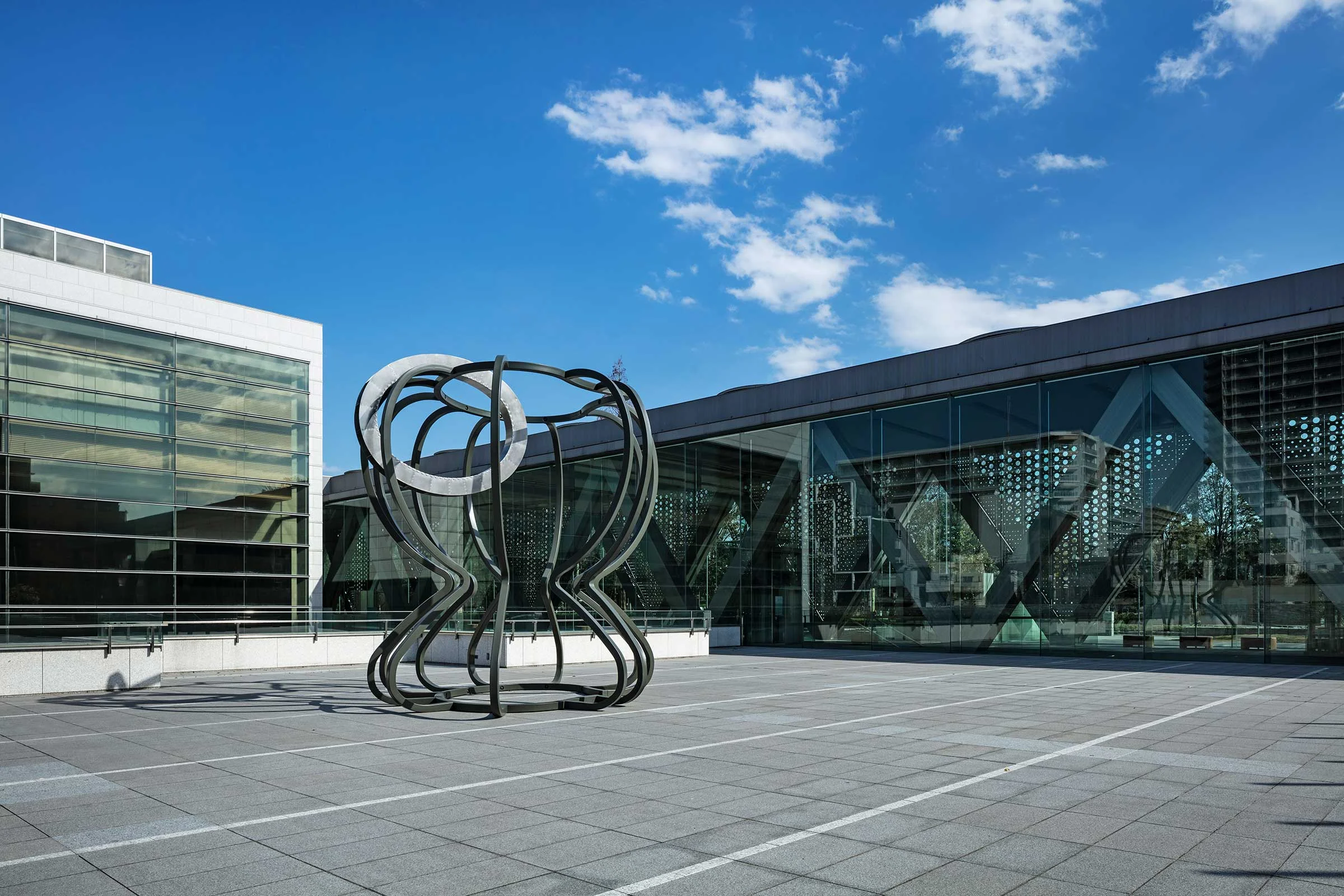 Richard Deacon, Like A Snail B, 1987-96. Image by Kenta Hasegawa