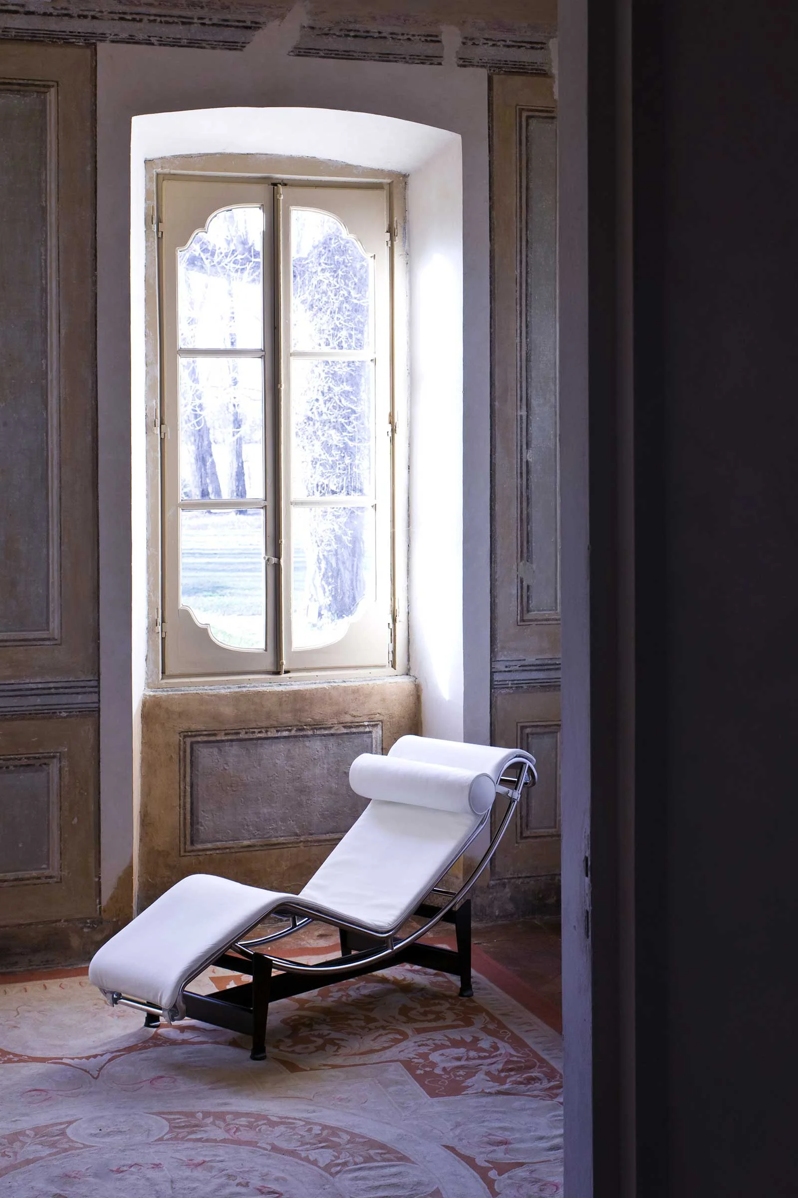 CASSINA_LC4_Le-Corbusier_Pierre-Jeanneret_Charlotte-Perriand_amb.jpg