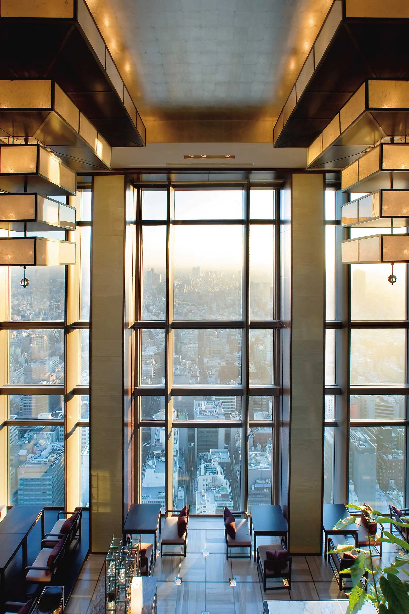 tokyo-5-star-east-lobby-01.jpg