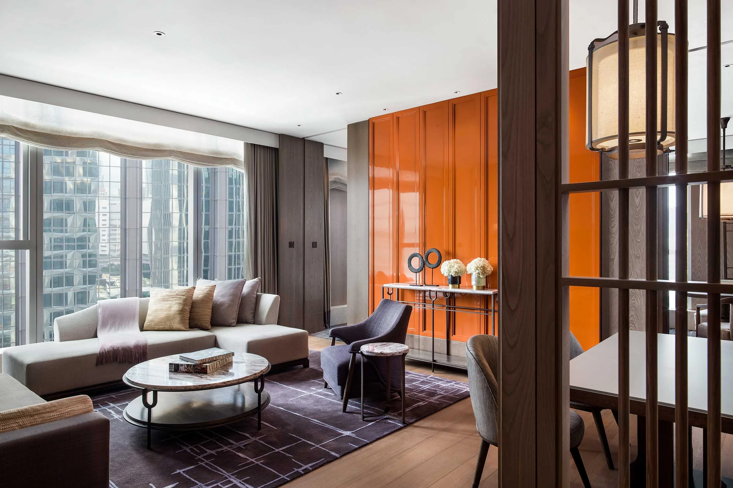 St.RegisHongKong,-St.Regis-and-Metropolitan-Suite,-LivingRm.jpg