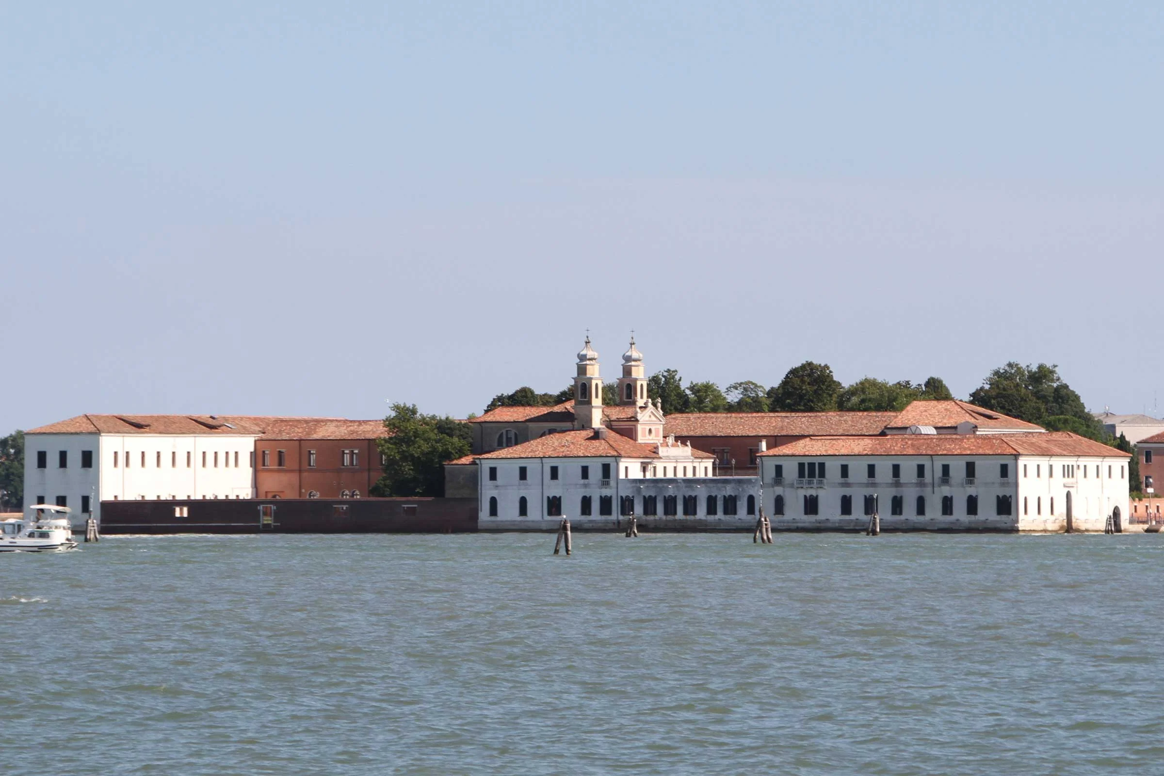 Image-of-the-San-Servolo-Island-in-Venice,-Italy-©-Erlend-Bjørtvedt-(CC-BY-SA).jpg