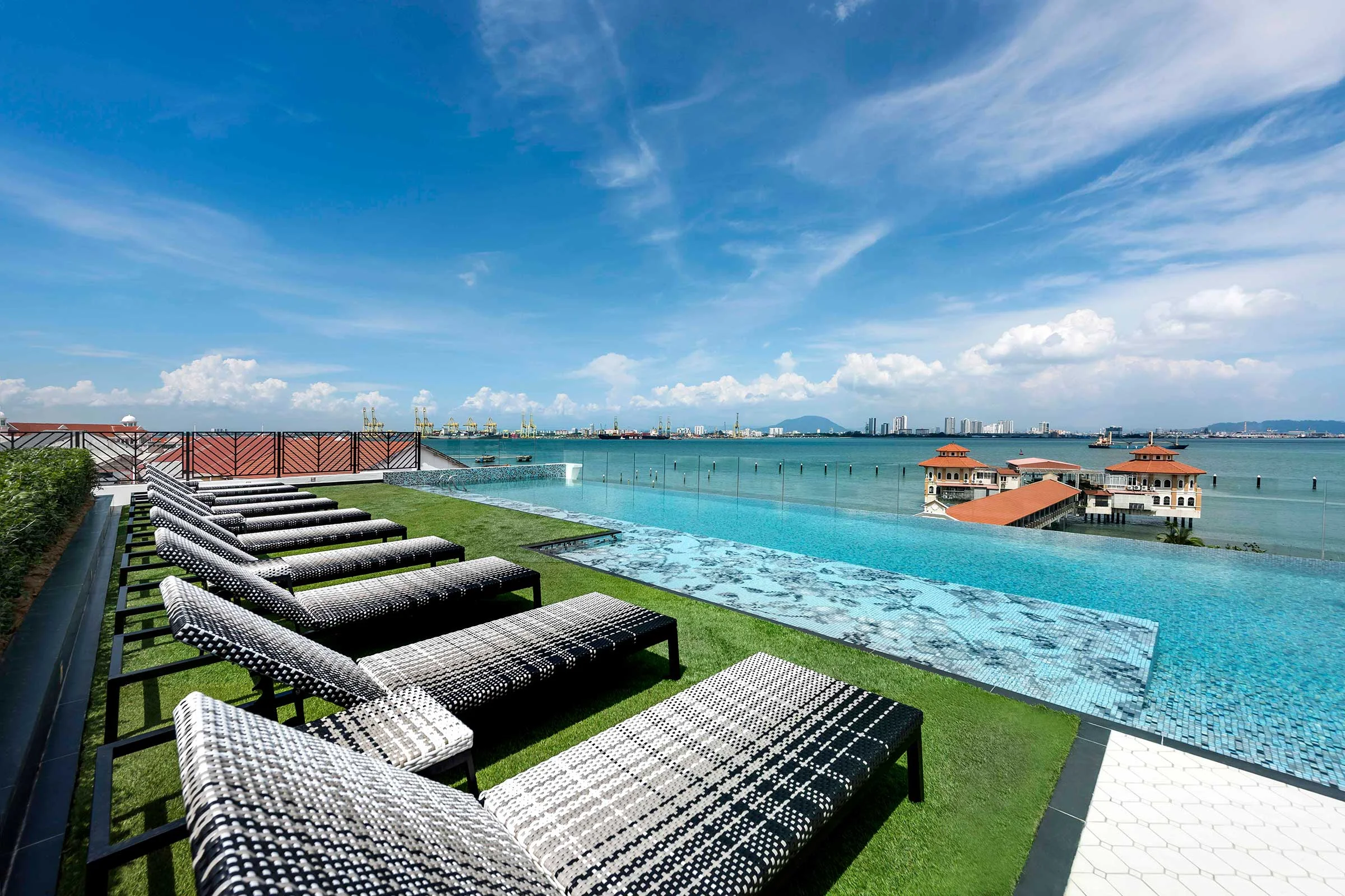 26_Prestige_DAY-ROOFTOP-POOL.jpg