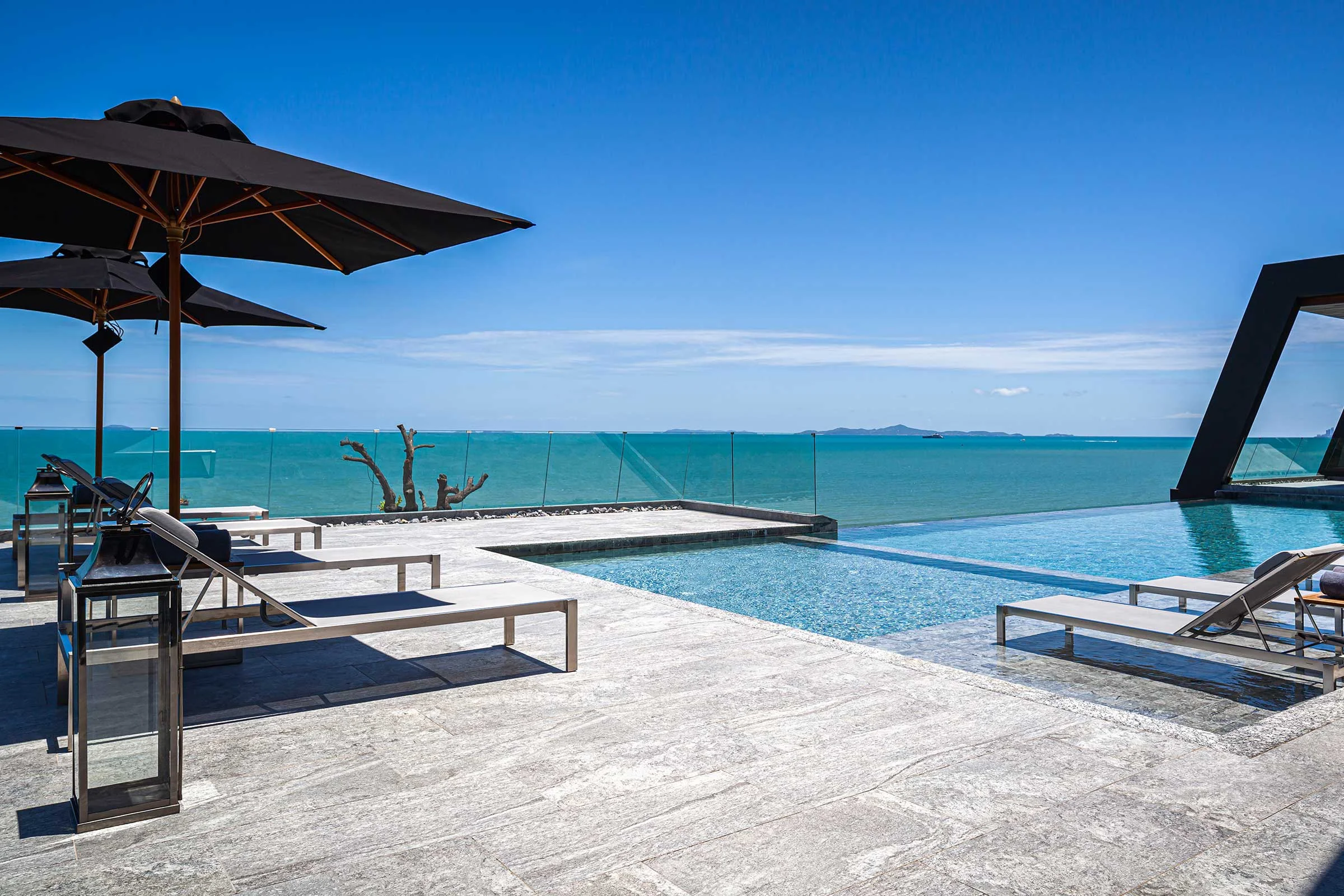 Main-pool-and-the-pool-bar.jpg