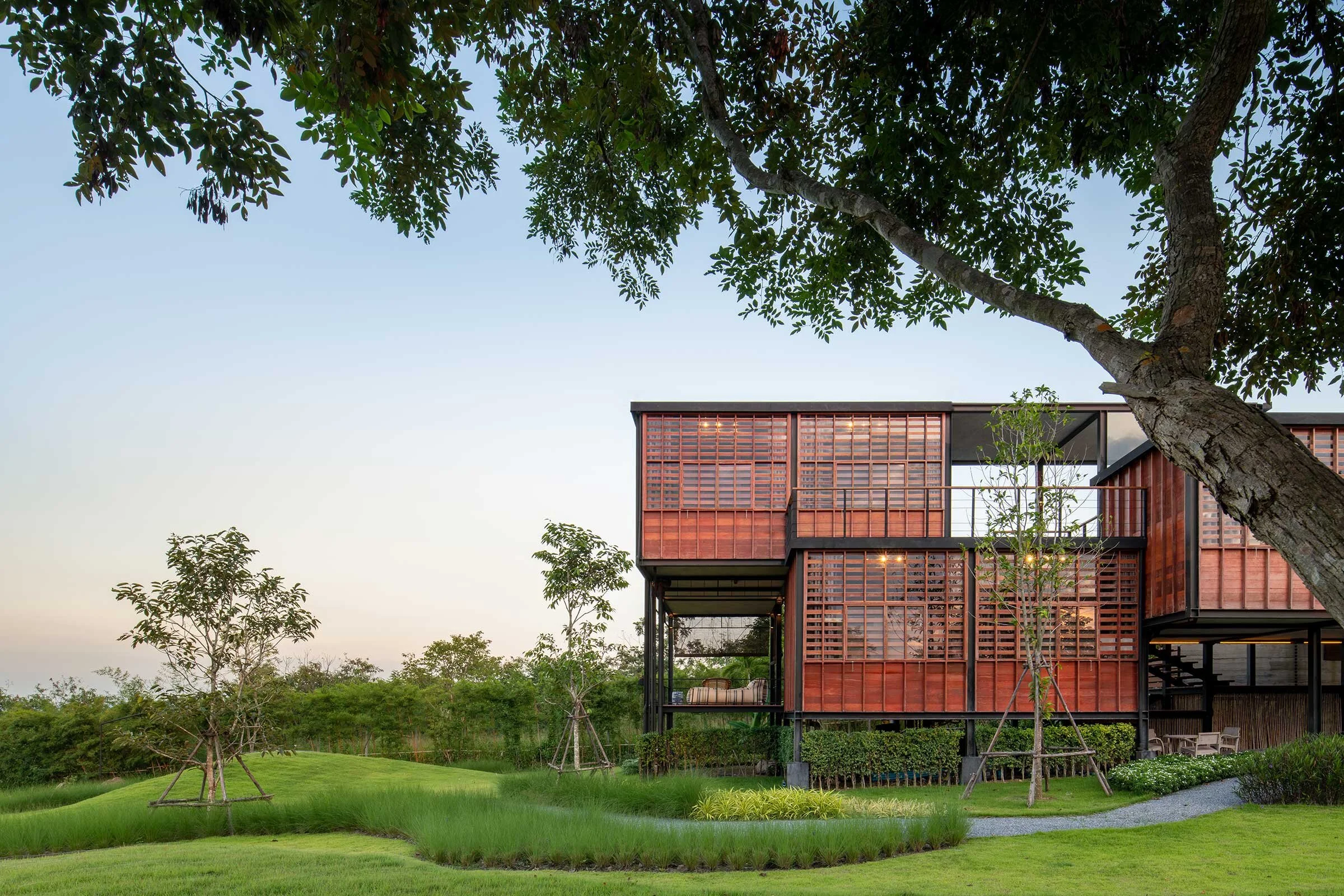 A Light-Footed Yet Voluminous Family Home
