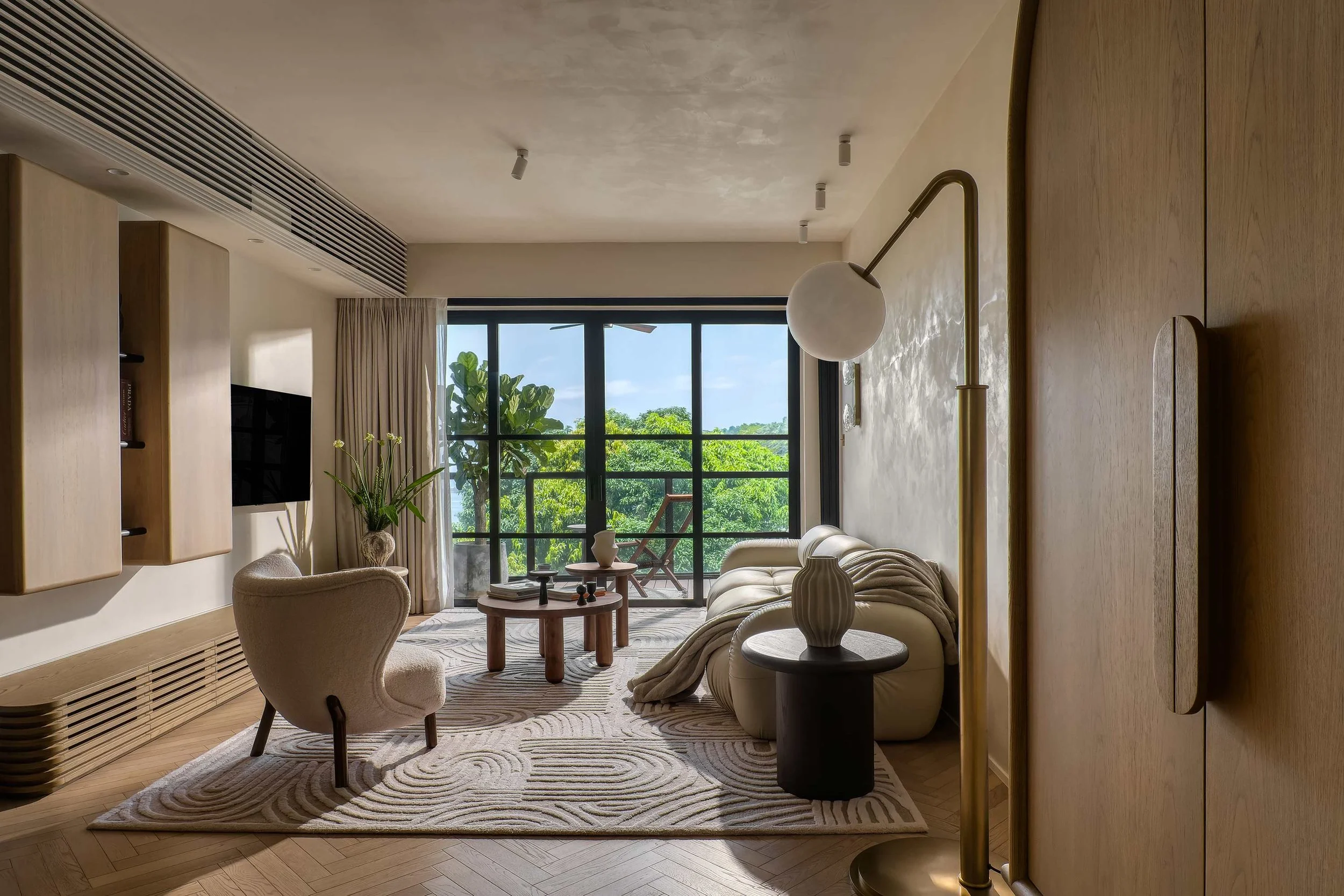 A Minimalist Mountain Retreat in Hong Kong