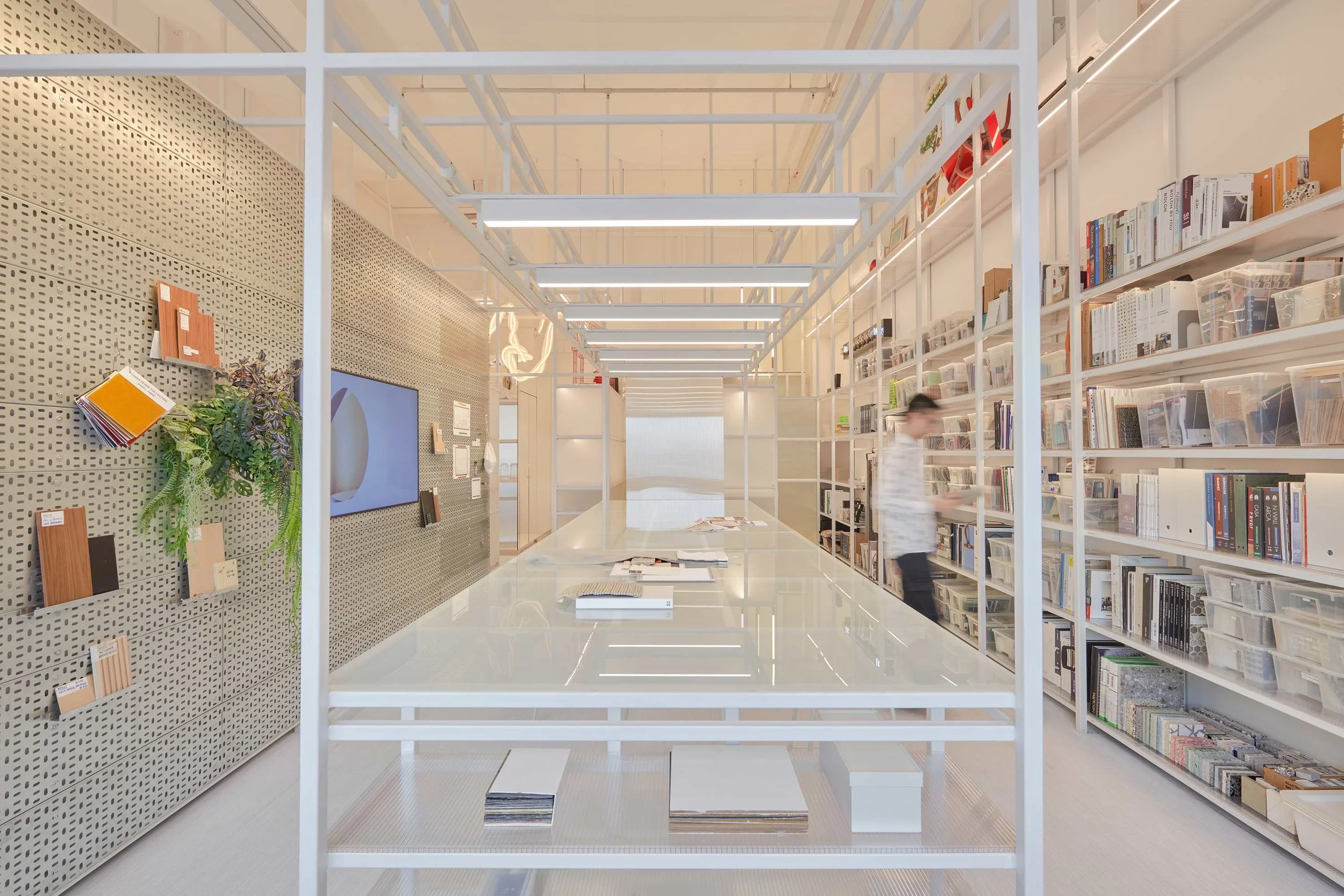 Commercial-Spaces-03_theworkshop_warroomtable-2024-06-jovianlim.jpg