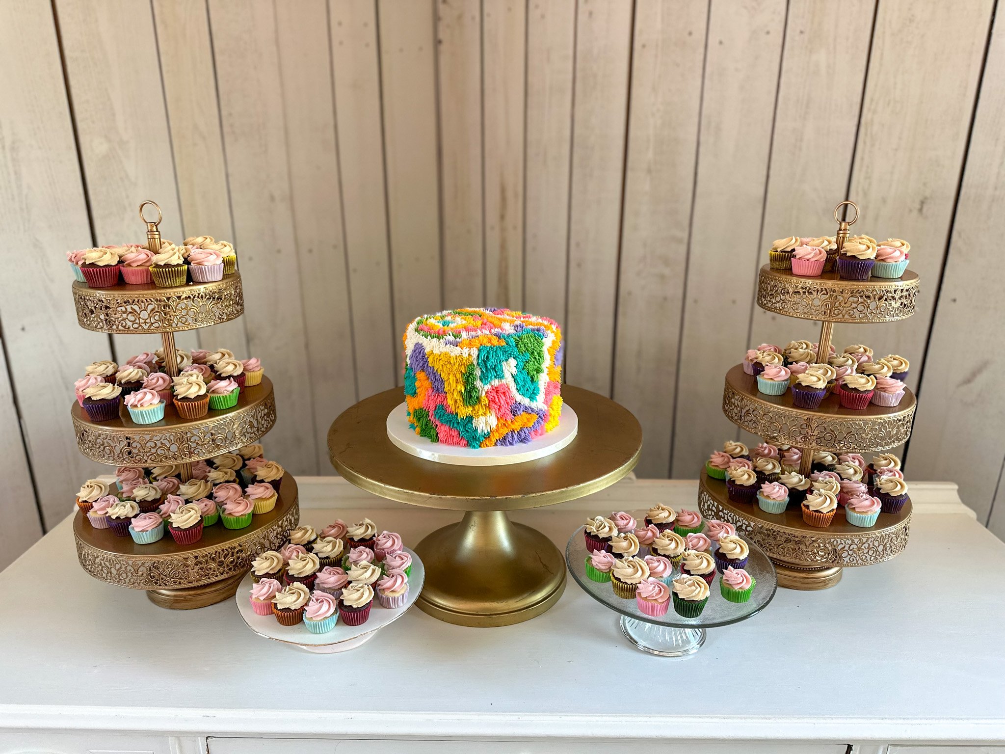 The Art of Indulgence: Artful Cake and Invitation Pairings