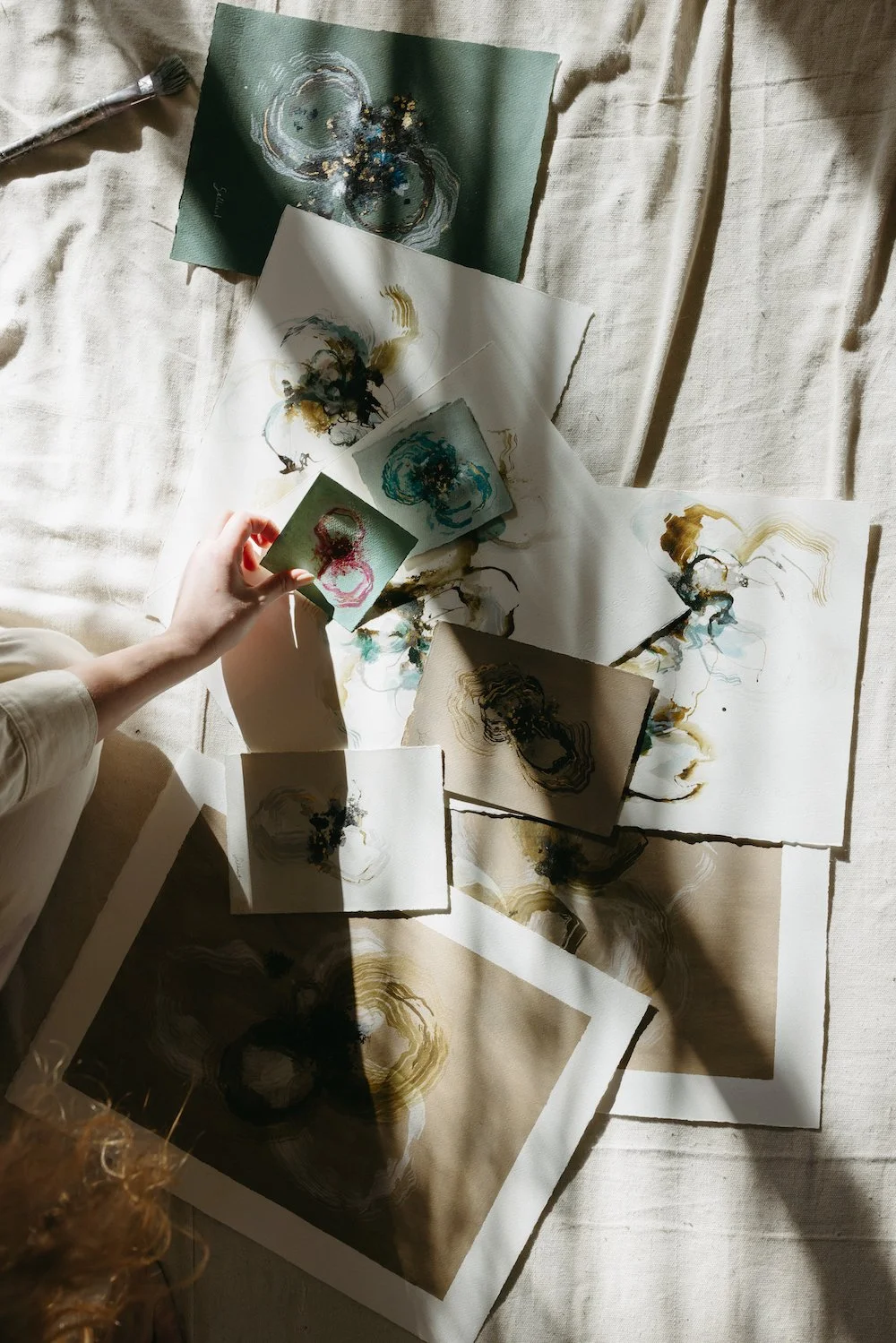 SOFT, ARCHING, FEMININE BRUSHTROKES
