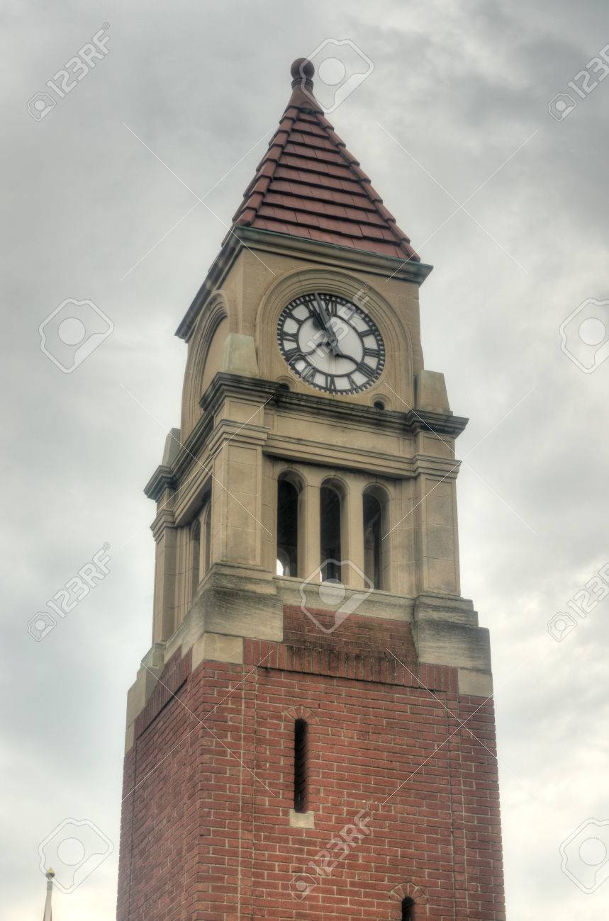 67959252-the-memorial-clock-tower-or-cenotaph-was-built-as-a-memorial-to-the-town-residents-of-niagara-on-the.jpg