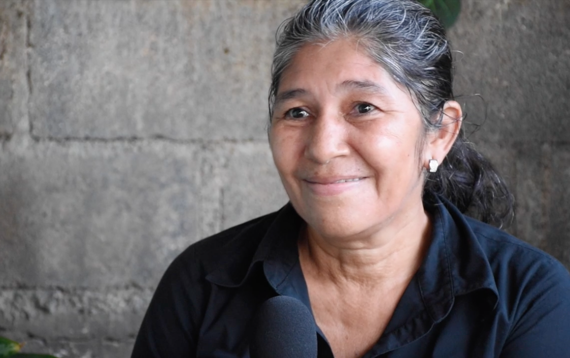 Reyna padilla Reyna es una mujer entregada al desarrollo de su pequeño negocio. Luego de visitar ASMUCAN por recomendación de una amiga, el día a día de ella iba a cambiar por siempre. ¡Conocé el resto de su historia!