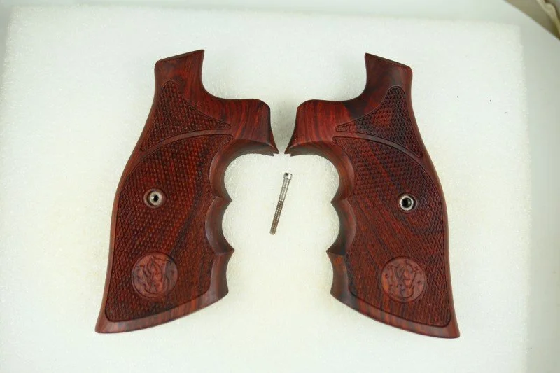 Handgun grips for a S&W K or L frame with a square or round butt (P1210636)