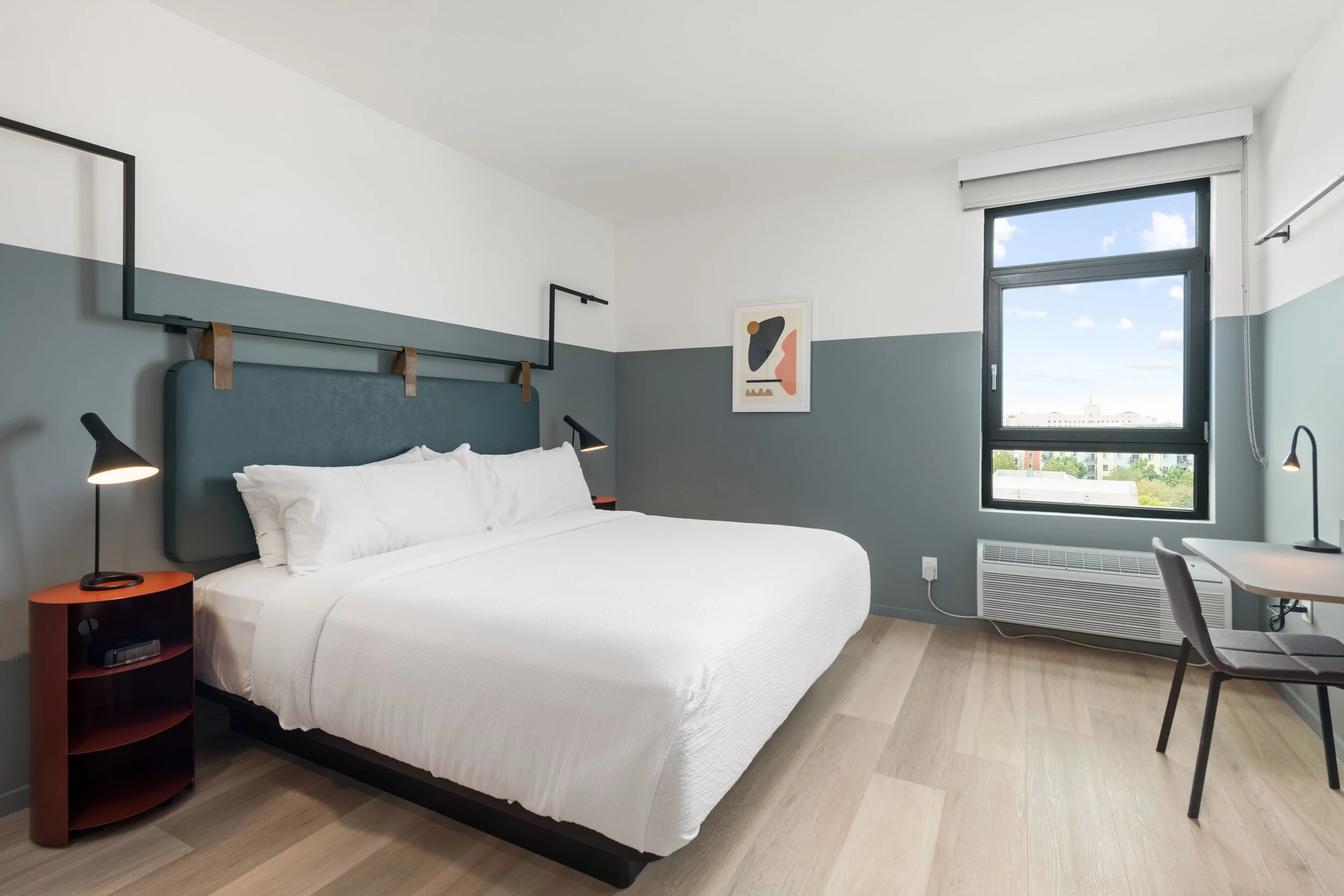  King room bed and desk 