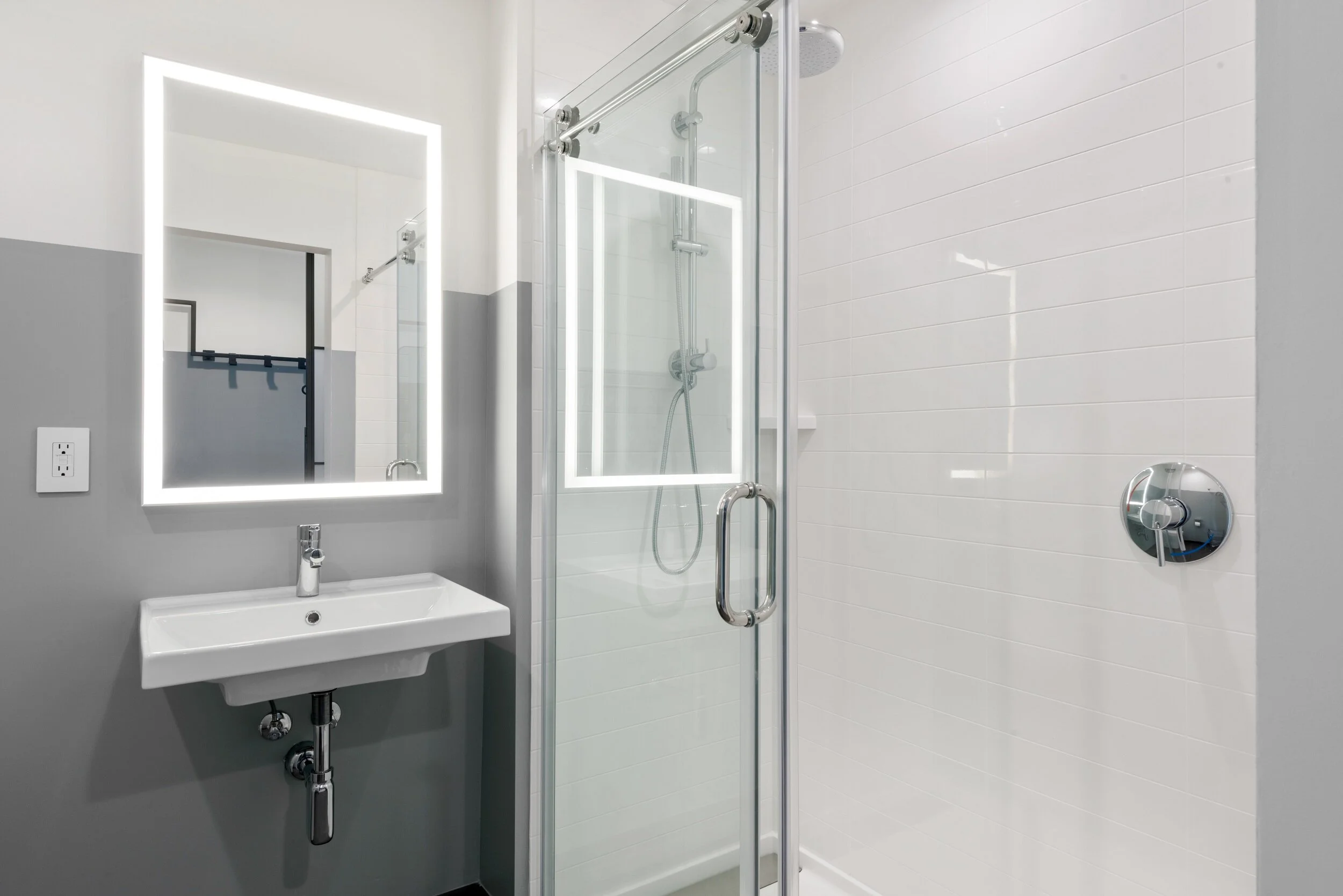  King room bathroom with LED mirror 