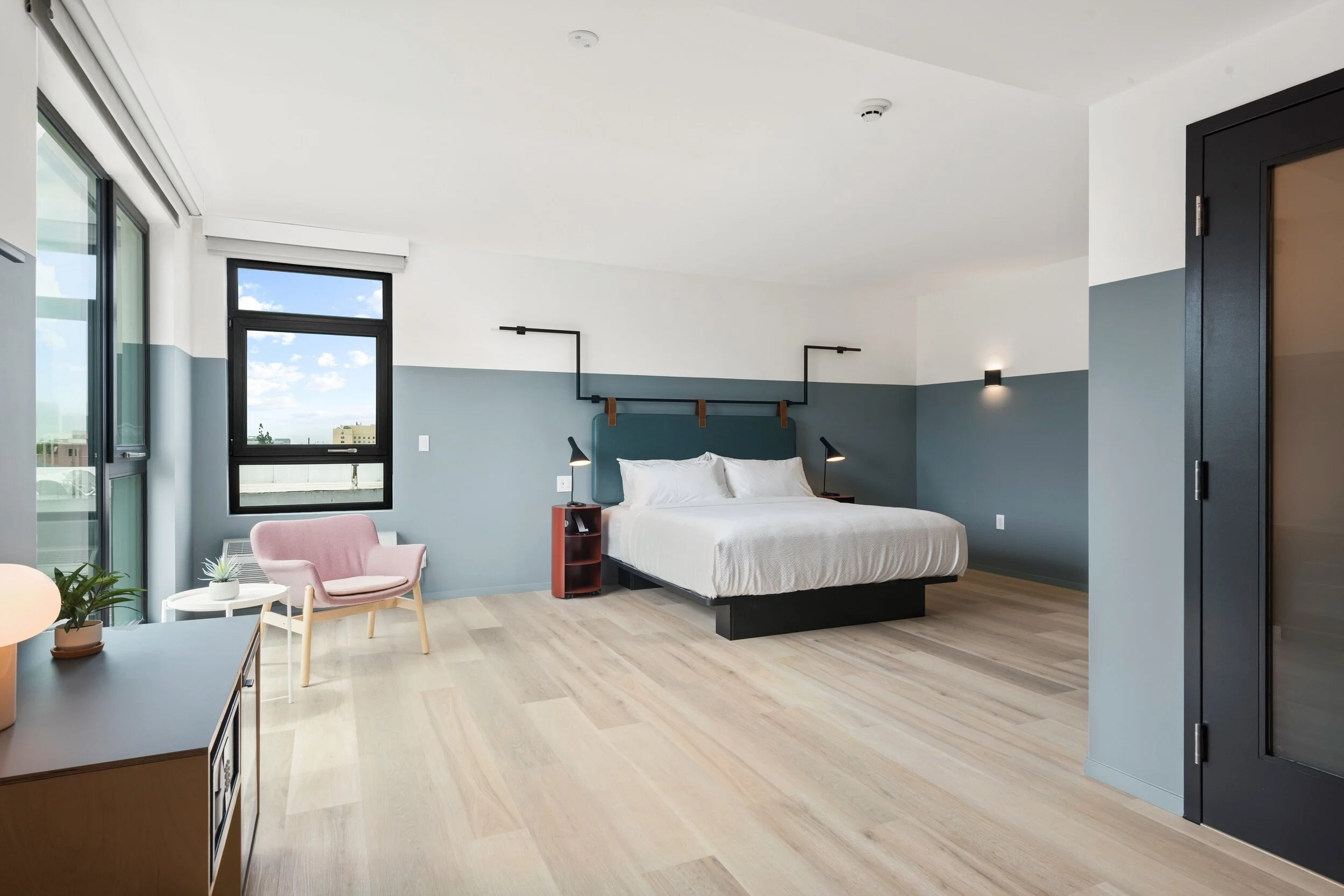  Accessible king room with bed and sitting area 