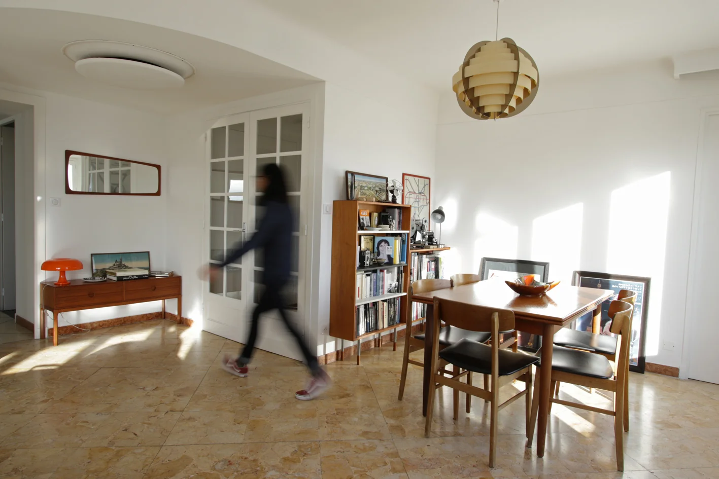 Console enfilade estampillée Aksel Kjersgaard pour Odder made in Danemark Bleu Velours - 49 Boulevard Chave, 13005 Marseille. Lampe orange Nessino réédition Artemide . Miroir horizontal SkandHaus 22 Rue Lulli 13001 Marseille. Suspension vintage danoise années 70 Joli Rouge - 72 rue d'Aubagne - 13001 Marseille. Table et chaises scandinaves SkandHaus 22 Rue Lulli 13001 Marseille Bibliothèque SkandHaus 22 Rue Lulli 13001 Marseille. Coupe en céramique sur la table style Vallauris chinée dans un vide grenier de la Plaine - Marseille.