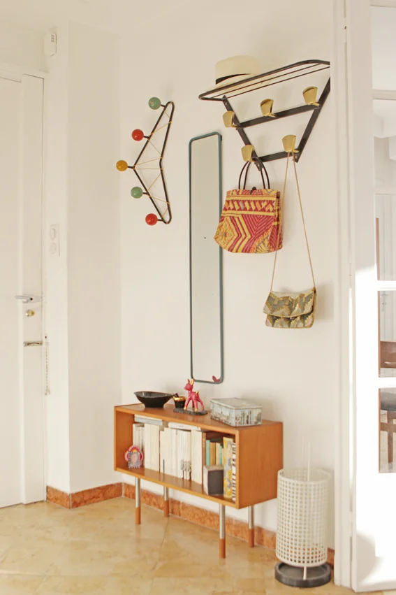 Porte manteaux multicolore, porte manteaux Bleu velours - 49 Boulevard Chave, 13005 Marseille. Miroir Becbunzen . Console Chez SkandHaus - 22 Rue Lulli 13001 Marseille. Porte parapluie style Josef Hoffmann Prado-Falque Enchères 26 rue Goudard. Sacs panier africain chez Diable Méridien 8 Rue Edmond Rostand, 13006 Marseille. Sac de soirée Becksöndergaard le Printemps. Objets divers coupole années 60 style Vallauris Pascal Cuello , sujet biche rose Vallauris Brocante Canebière. Boite à biscuits Patisserie Nacional chinée à Lisbonne.