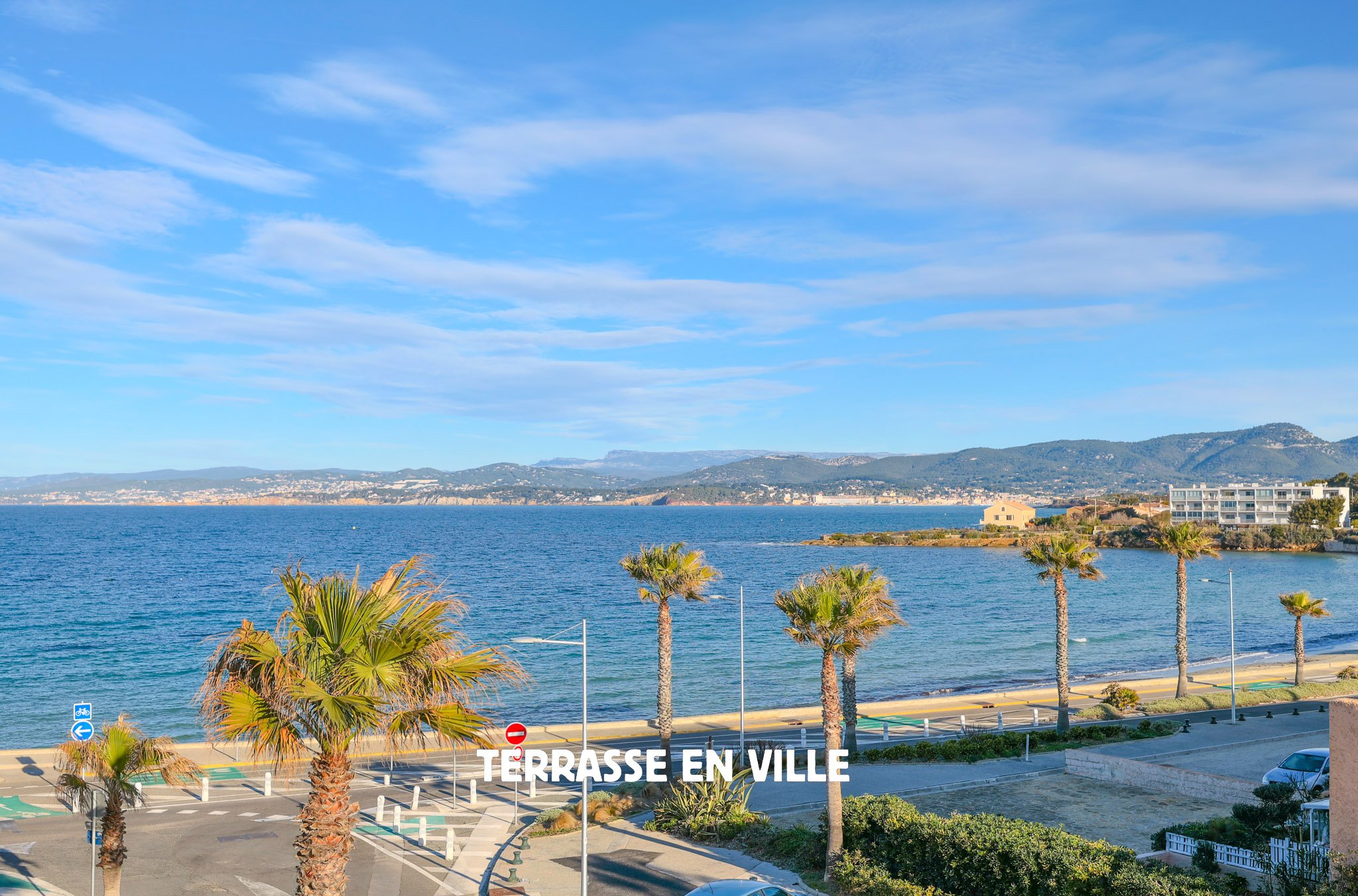 SIX FOURS LES PLAGES - LE BRUSC - T2 DERNIER ÉTAGE 46M2 - TERRASSE - VUE MER - 215 000 €