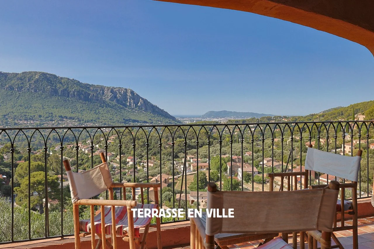 LE REVEST - MAISON PROVENÇALE- VUE MER ET FARON- 115M2- TERRAIN 2216M2- 598 000€