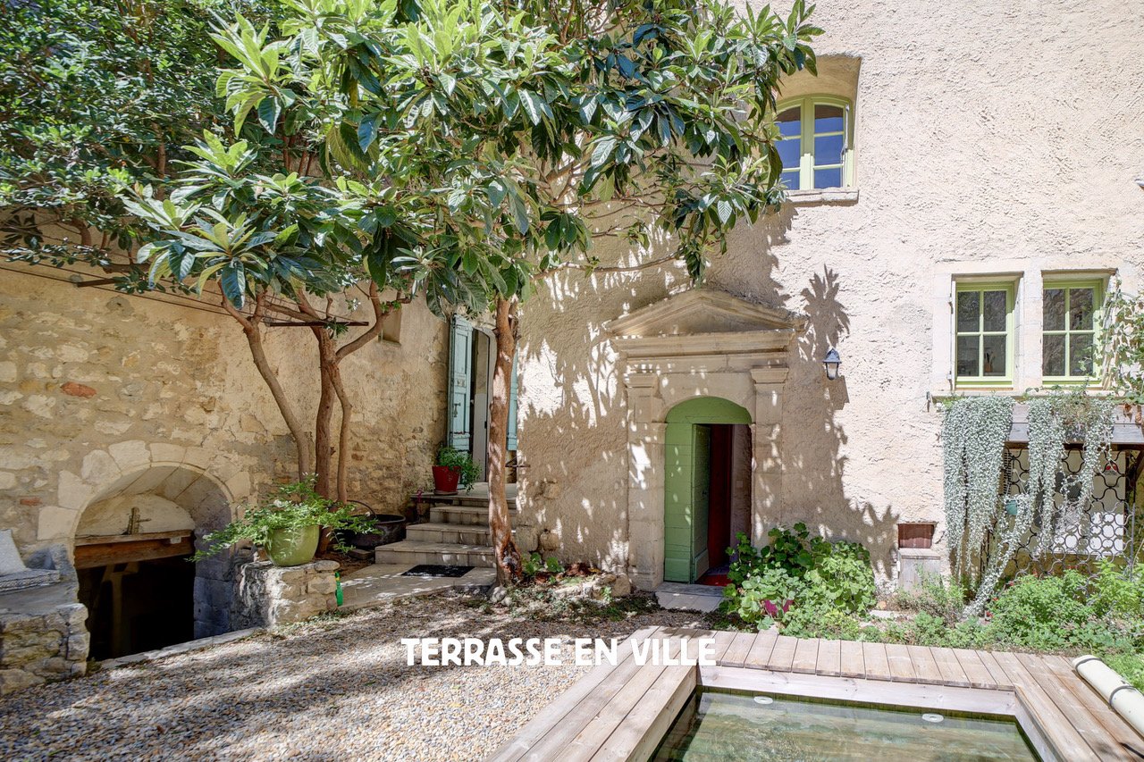 LUBERON - OPPEDE LE VIEUX - MAISON DE VILLAGE - 250 M2 - CHAMBRES D’HÔTES - 790000 €