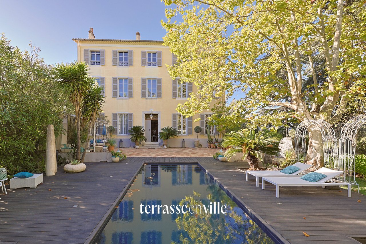 LA CRAU - BASTIDE DE CARACTÈRE DE 1862 - 400M2 - PARC PAYSAGER 2450M2 - PISCINE - 1 980 000€