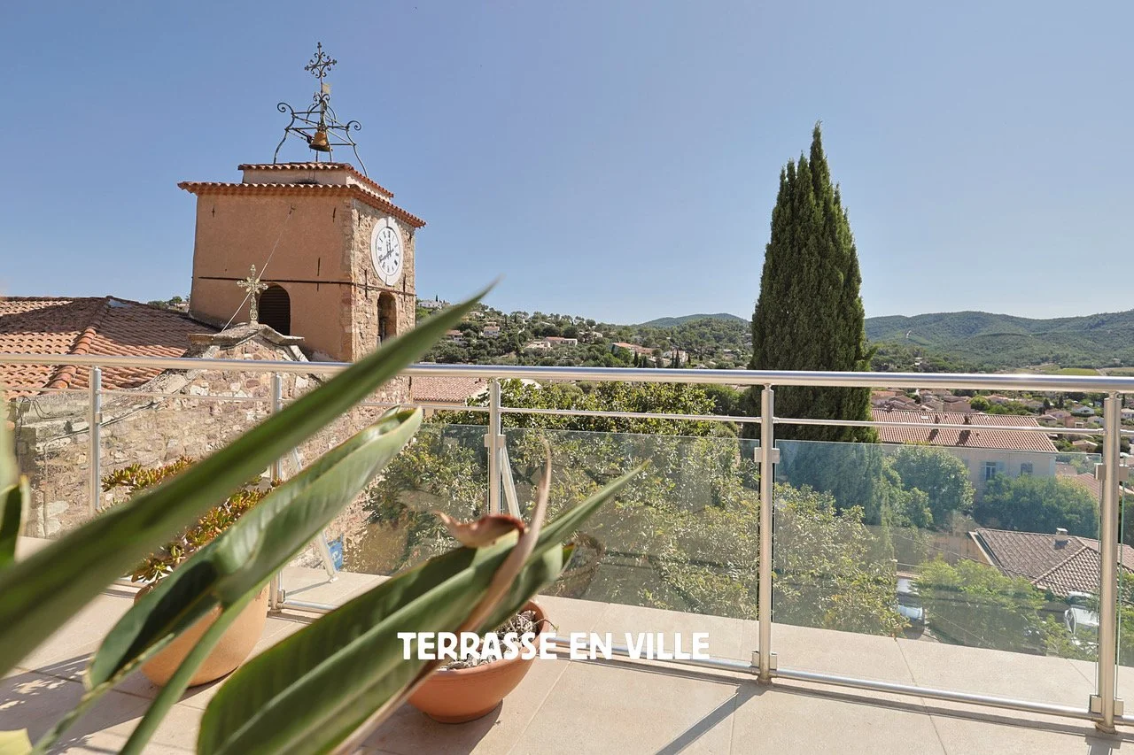 PIERREFEU - MAISON DE VILLE DE CARACTÈRE - 188M2 - TERRASSE ET VUE PANORAMIQUE - 389 000€