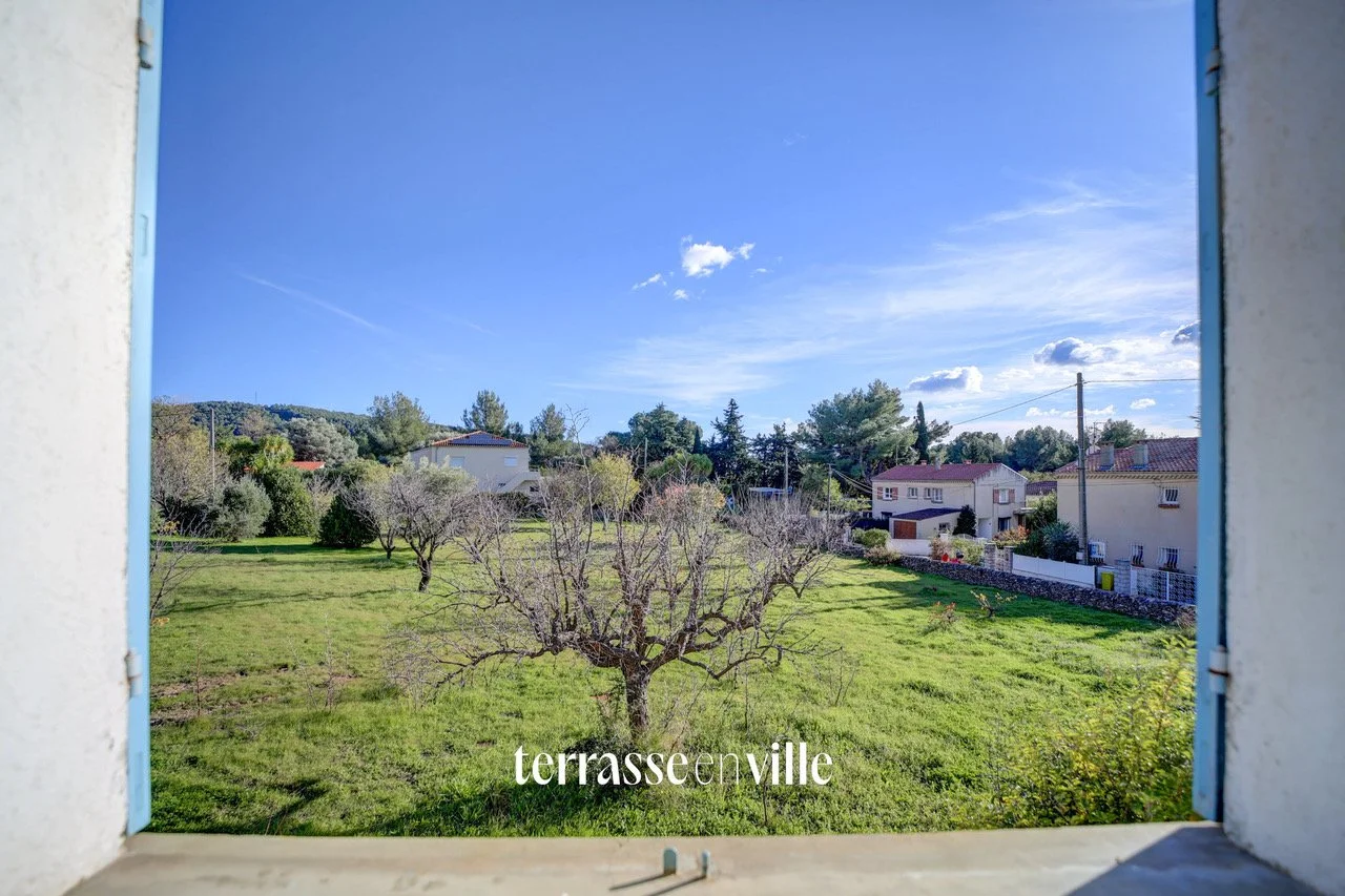 CEYRESTE - PROCHE VILLAGE - HAUT DE MAISON PLAIN PIED - EXTERIEUR  200 M2 - GARAGE - CALME - 395 000 € 