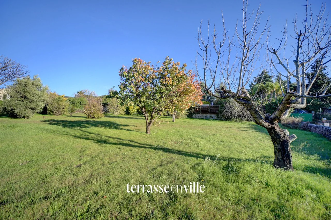 CEYRESTE - PROCHE VILLAGE - TERRAIN CONSTRUCTIBLE 1000 M2 - ENSOLEILLE - CALME - 565 000 €