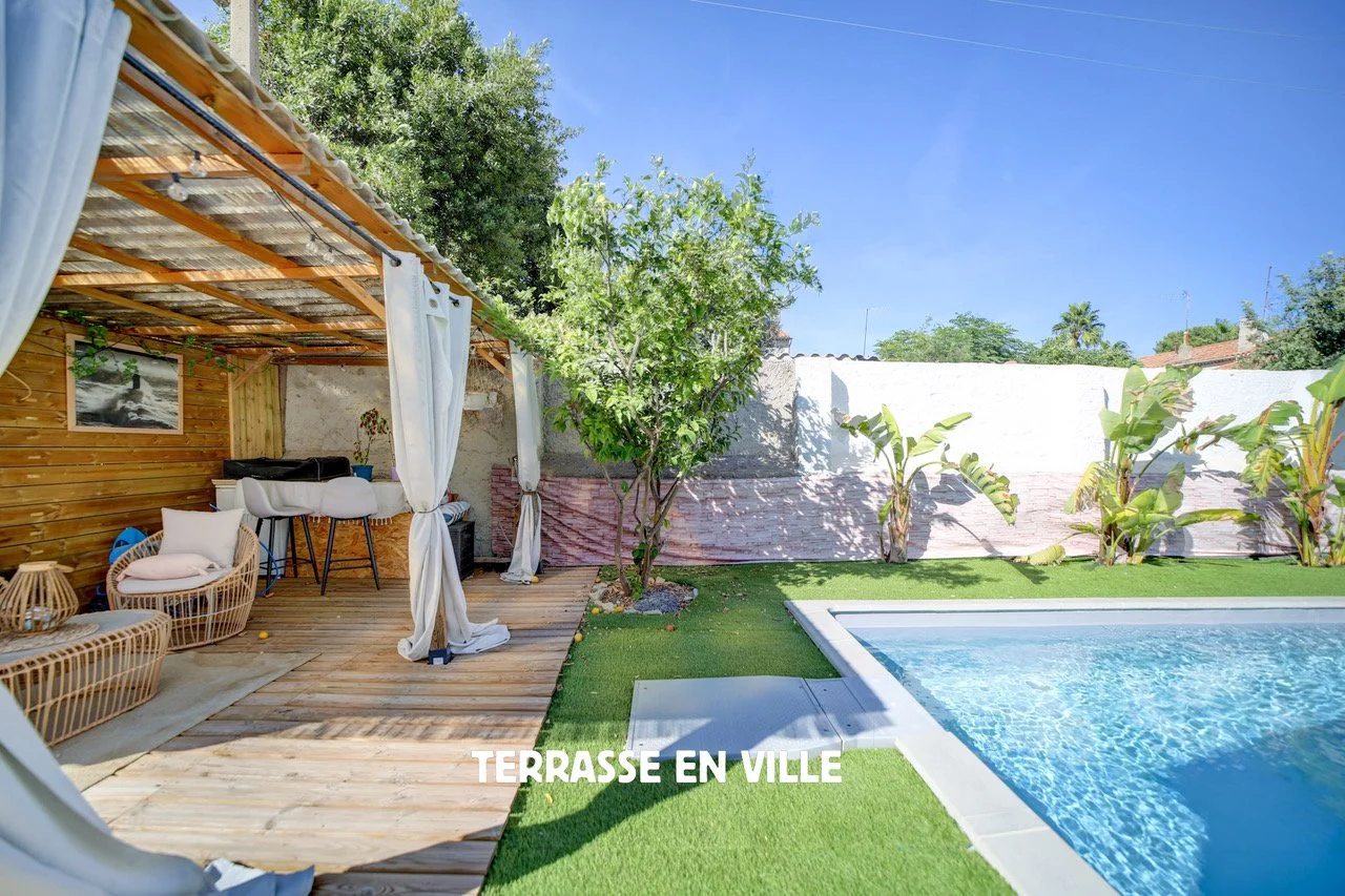 LA CIOTAT -  CENTRE-VILLE - MAISON DE PLAIN PIED - DEPENDANCE - PISCINE - JARDIN - PARKINGS - 635 000 €