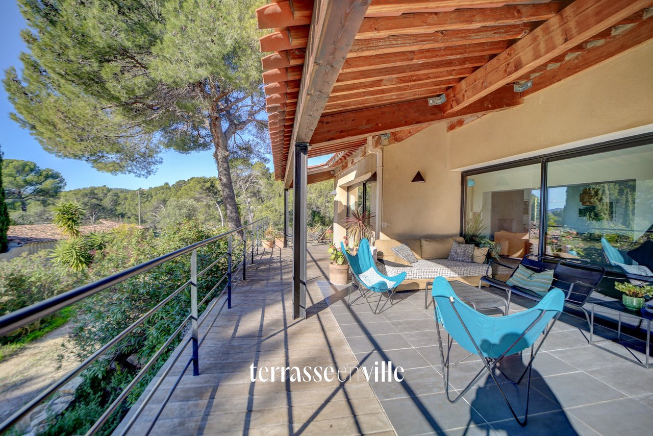 CEYRESTE - VILLA D'ARCHITECTE - T5 - 180M2 - GARAGE 70M2 - PARCELLE +6000 M2- VUE SUR LA BAIE DE LA CIOTAT - 1 470 000€