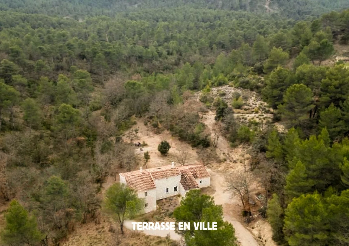 PEYROLLES EN PROVENCE - MAISON T8 - 220 M2 - TERRAIN 15000 M2 - 899 000€