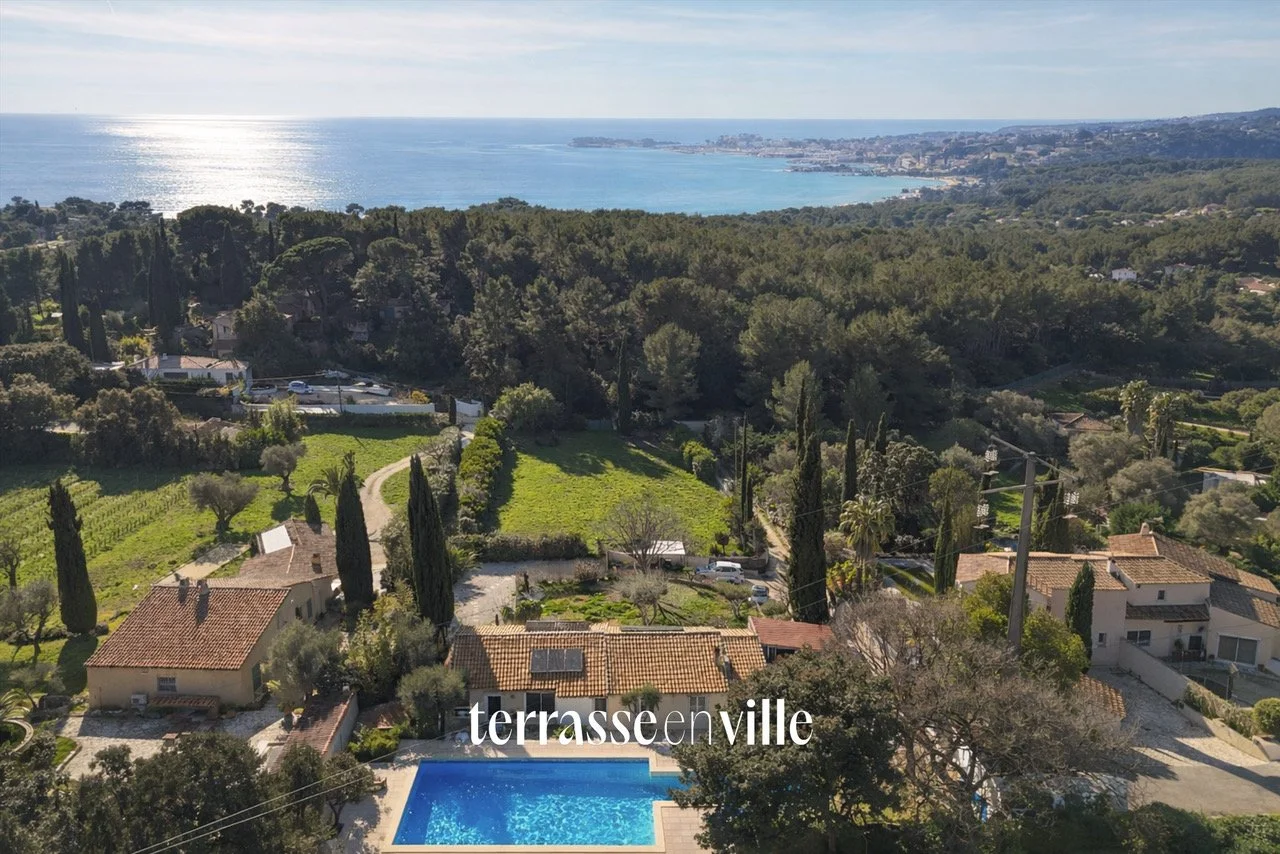 SANARY - MAISON DE PLAIN-PIED 160M2 - PARCELLE 2000M2 - PISCINE - 1 149 000€