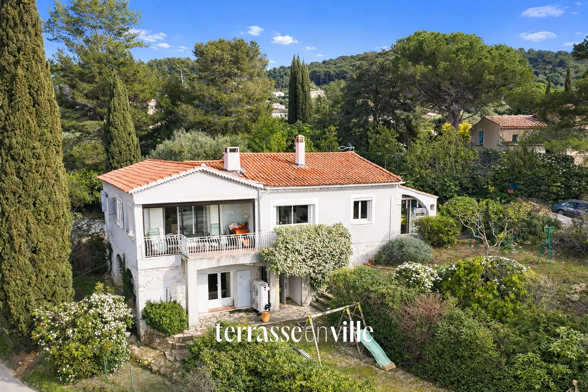 LE BEAUSSET - MAISON FAMILIALE - VUE DOMINANTE - PISCINE  - GARAGE - AU CALME - 649 000 €