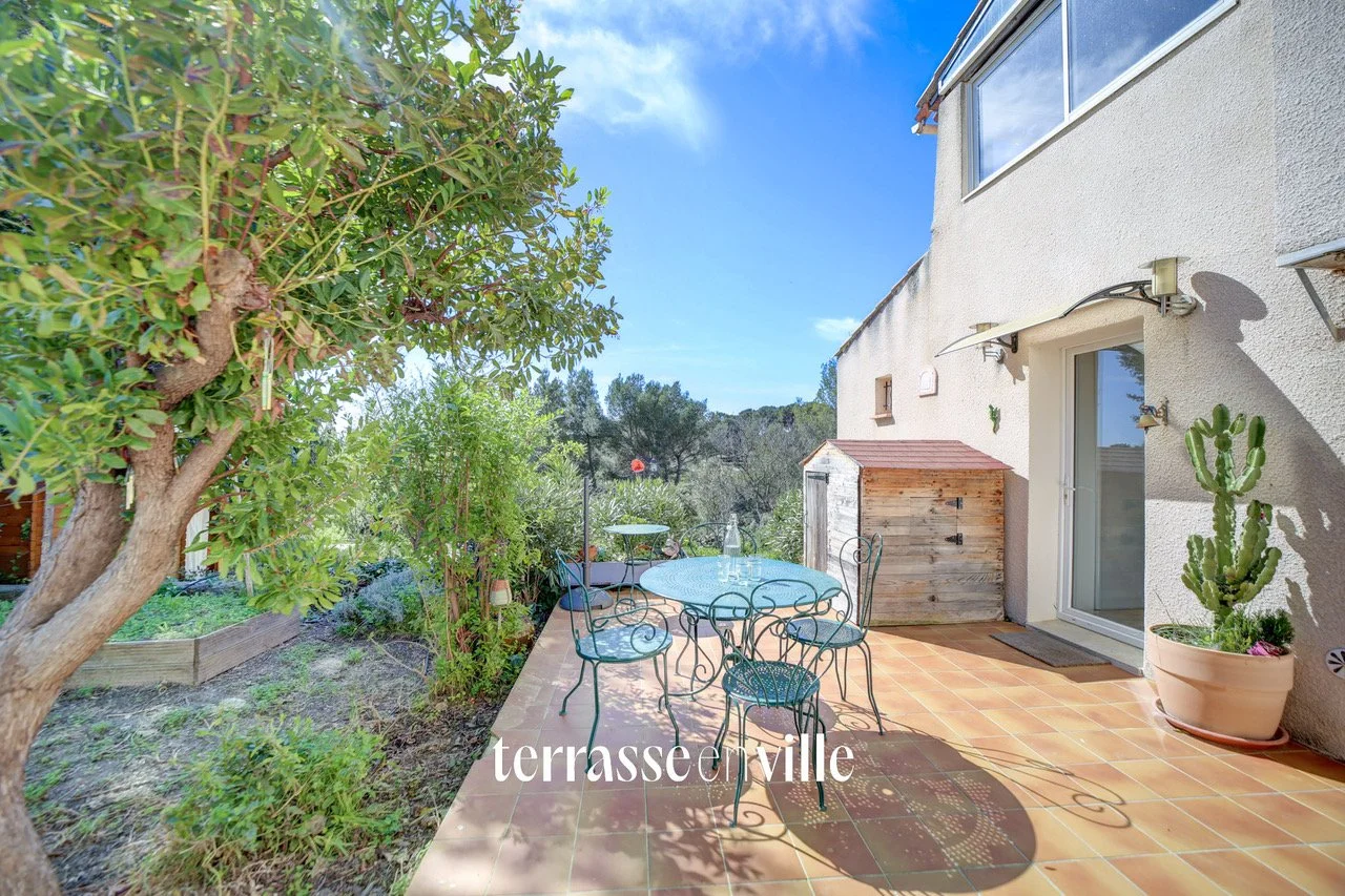 CEYRESTE - REZ-DE-JARDIN - T3 - 76 M2 - JARDIN 540 M2 - VUE DEGAGEE SUR LE VALLON - 425 000 €