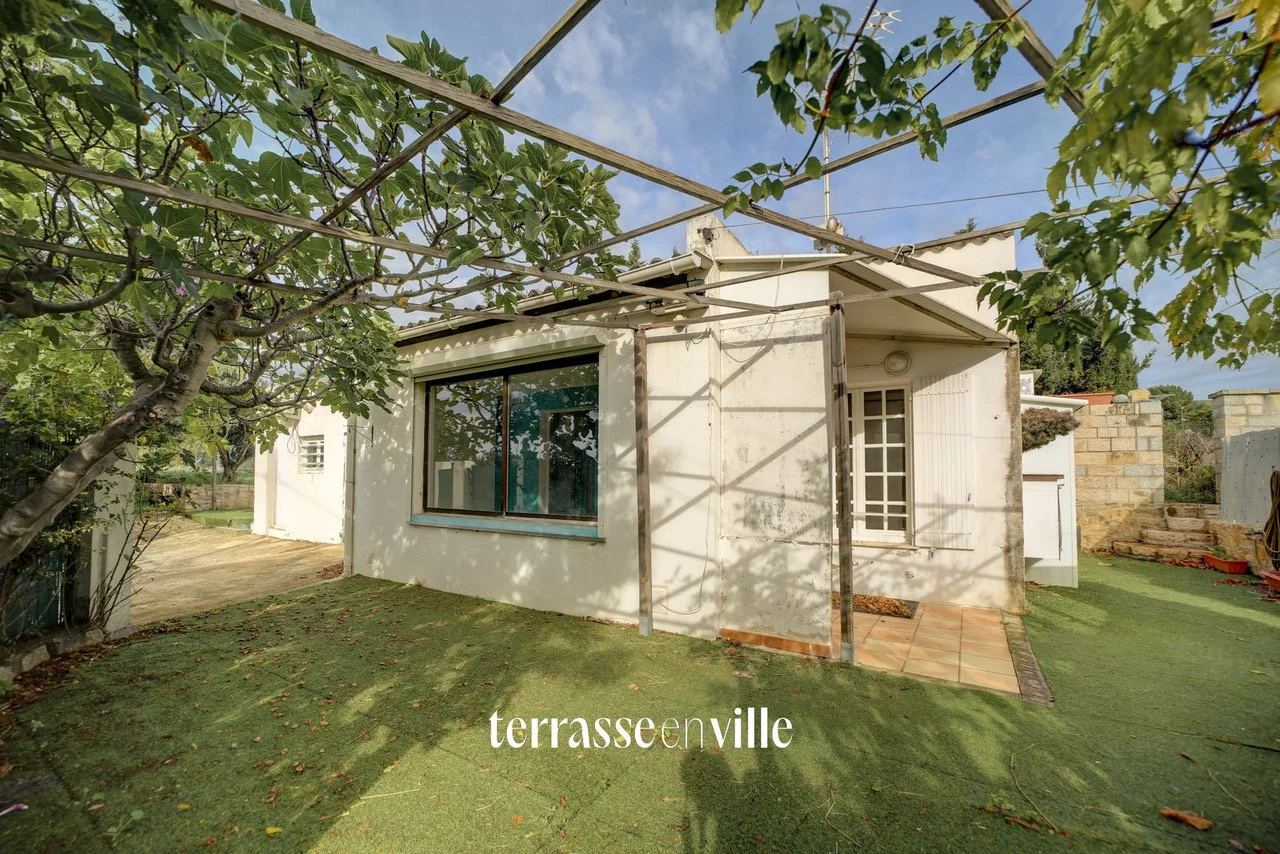 CEYRESTE - MAISON T4 A RENOVER - DEPENDANCE T3 - JARDIN 1300 M2-              420 000 €