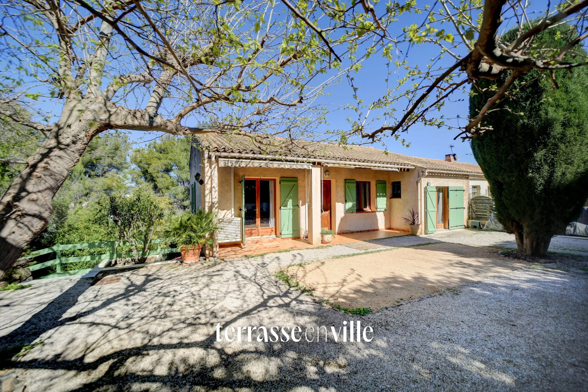 LA CIOTAT - VILLA 160M2 -                      2 APPARTEMENTS - JARDIN -                3 PARKINGS - 630 000 €