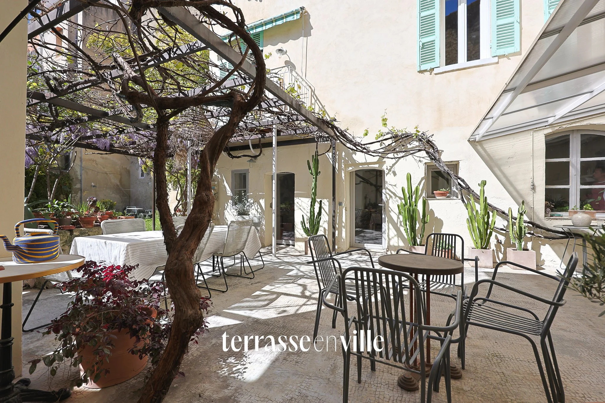 LA CIOTAT – DUPLEX XVIIe AVEC JARDIN PRIVATIF – T9 – 192 M² – CŒUR HISTORIQUE – COUR CENTENAIRE – PARCELLE 350M2 - 1 360 000€