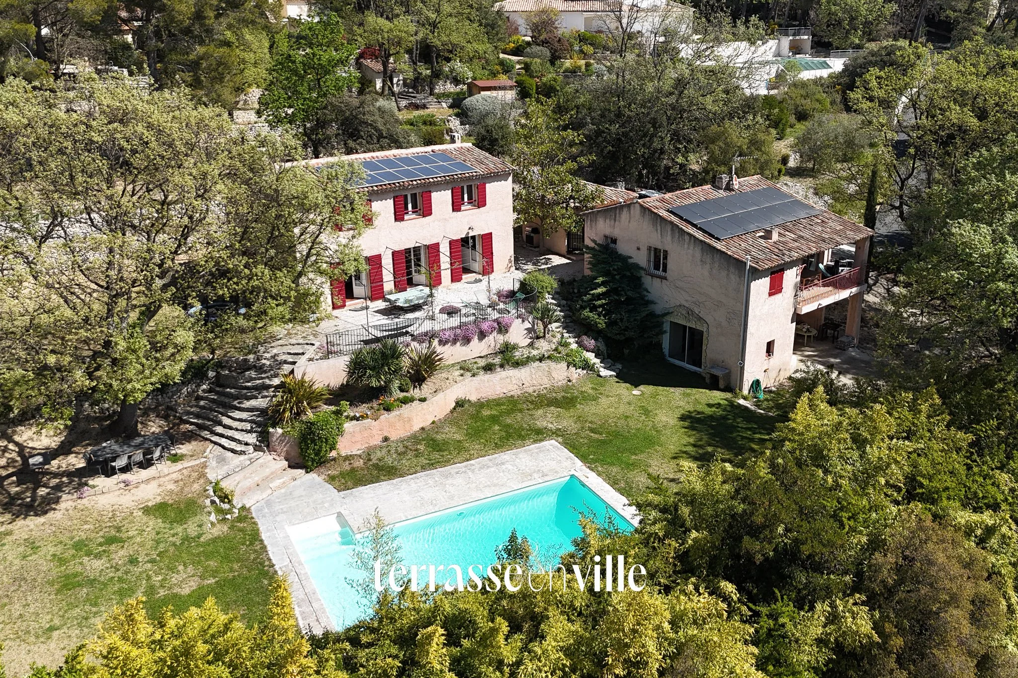 EGUILLES - MAISONS 220M2 - TERRAIN 3300M2 - PISCINE - GARAGE - 1 200 000€