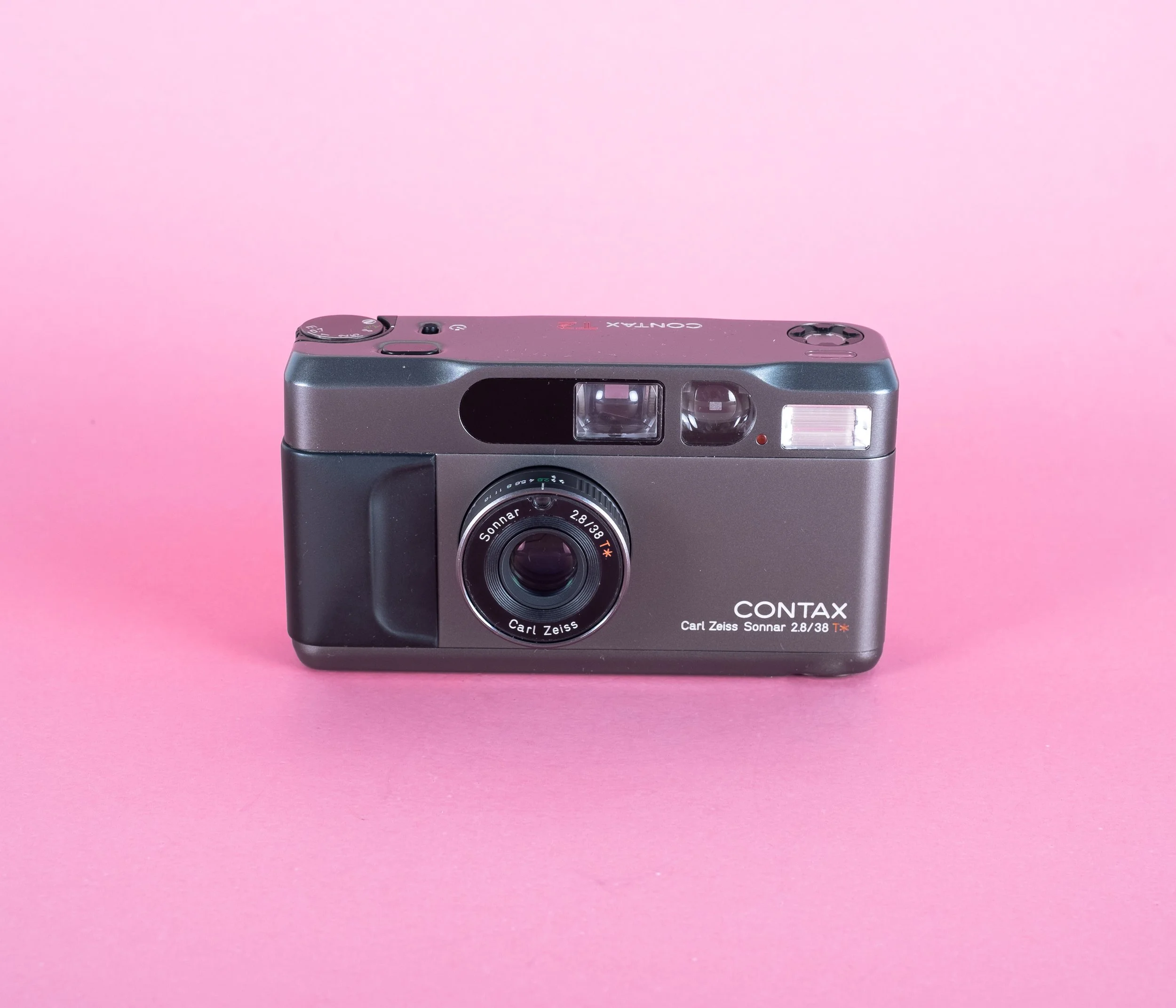 CONTAX T2 CarlZeissSonnar2.8/38T*チタンブラック Amazon | コンタックスContax T2 チタンブラックカメラ Carl