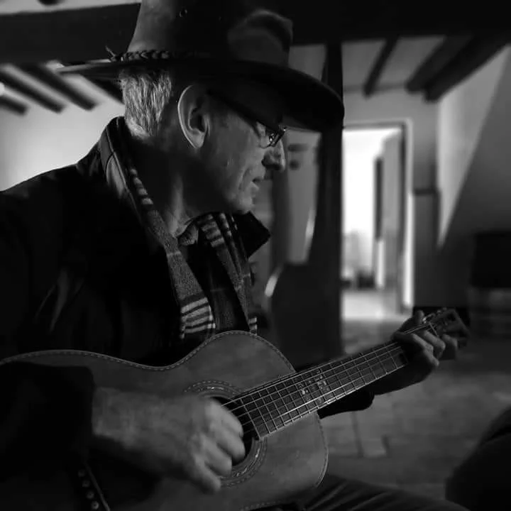 LIVE Music: Simon Squibb