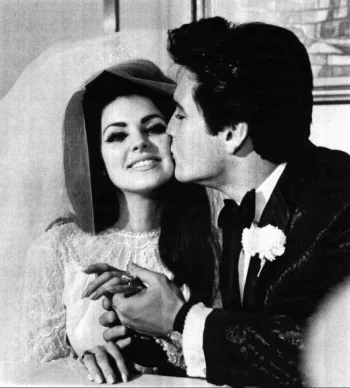 c46d1da104f50242a44a8a5d2b80667b--elvis-wedding-wedding-cake.jpg