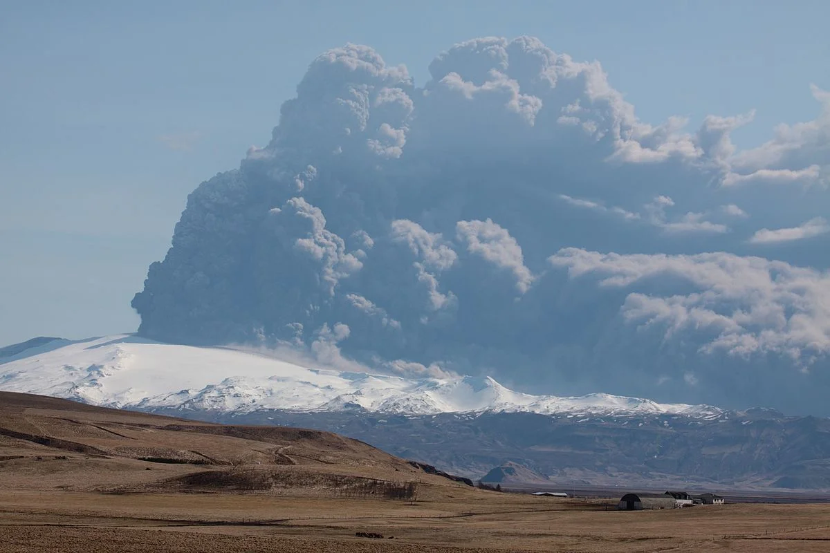 Eyjafjallajokull_volcano_plume_2010_04_17.jpg