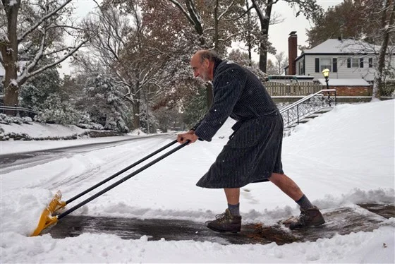 Richard Burst clears snow from his driveway on Nov. 15, 2018 in St. Louis.Robert Cohen / St. Louis Post-Dispatch via AP