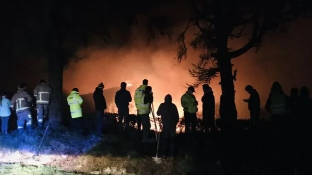 BREAKING NEWS - Firefighters in Tyrone battle 2.5 mile long gorse fire tonight 
