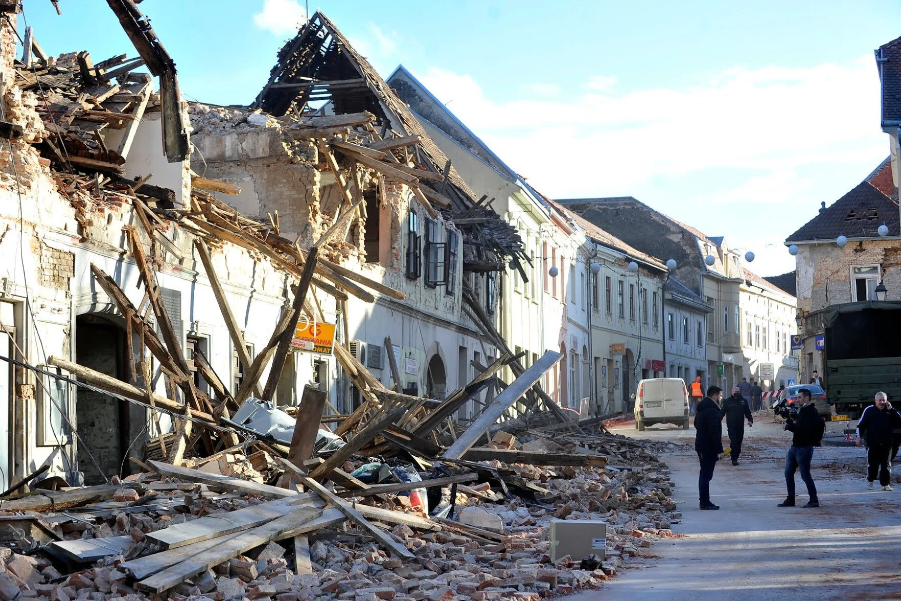  At least 6 people killed and dozens injured in powerful magnitude 6.4 earthquake in Croatia this afternoon 